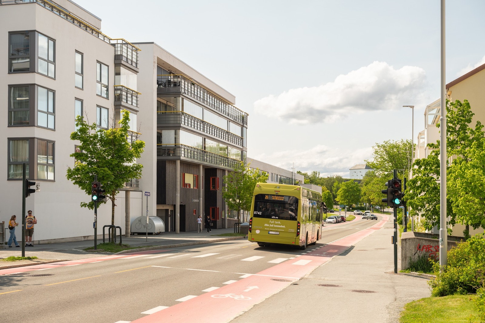 Godt kollektivtilbud og dagligvarebutikk like ved. Kort avstand til Festningens flotte grøntområder, Solsiden, Midbyen og Gløshaugen. Galleribilde