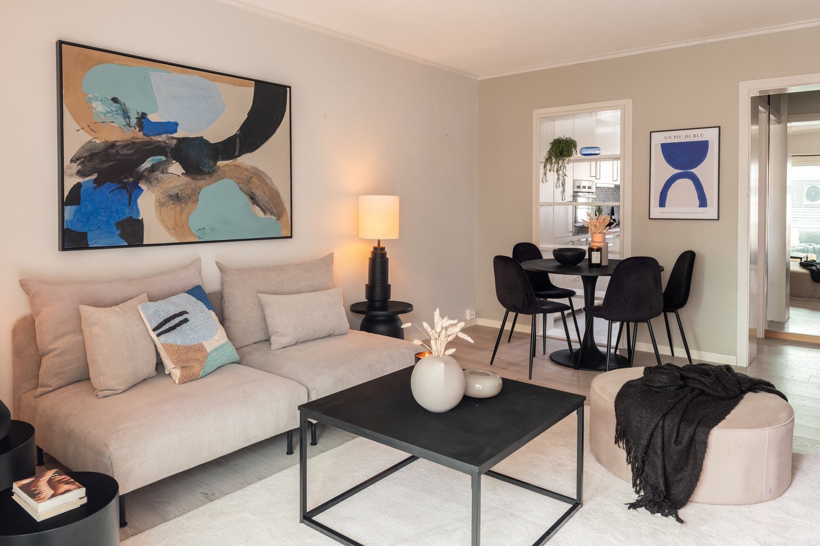 Romslig stue på 19 kvm. God plass til sofaløsning og spisebord. Galleribilde