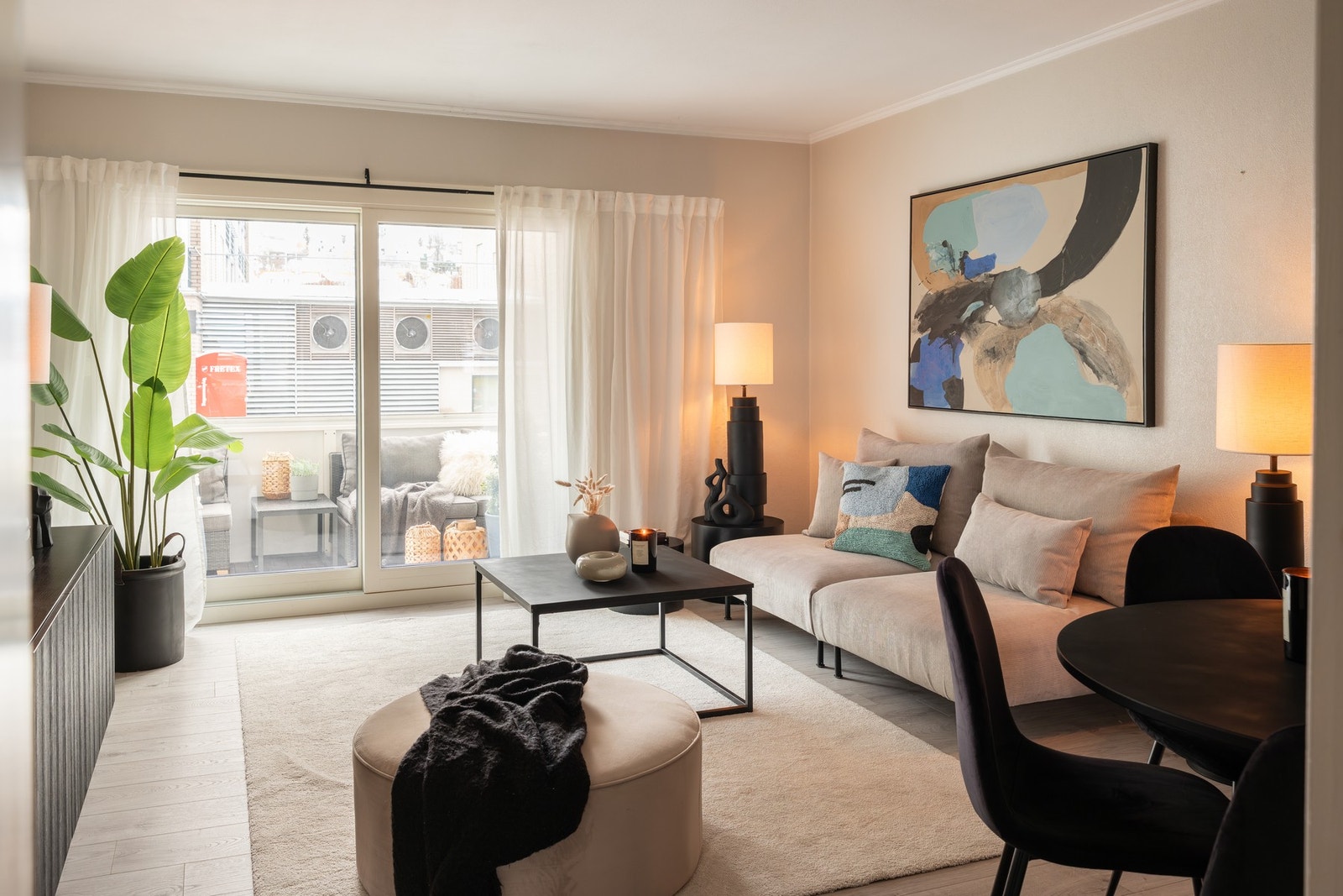 Store vindusflater gir mye naturlig lys. Galleribilde