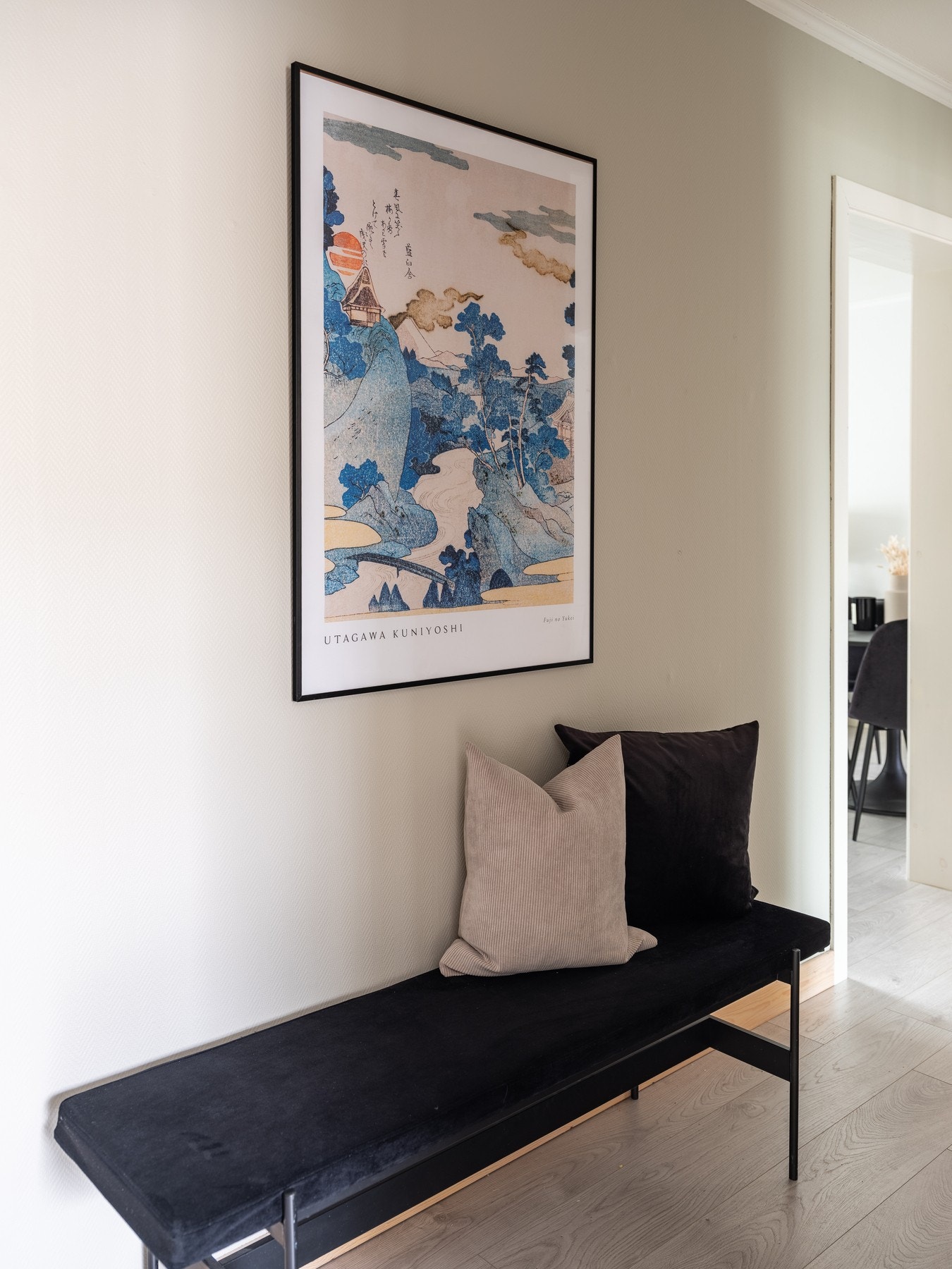 I tillegg til garderobe er det plass til oppheng for klær og skap/kommode eller benk. Galleribilde