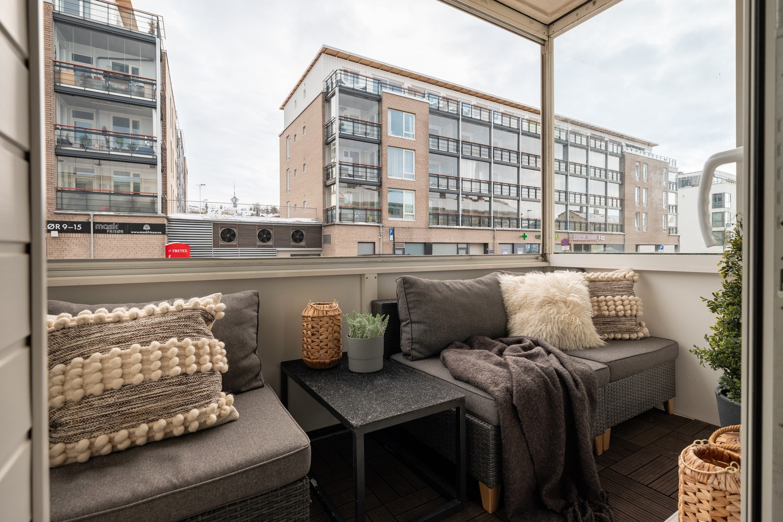 Solrik veranda (vendt mot sørvest). Galleribilde