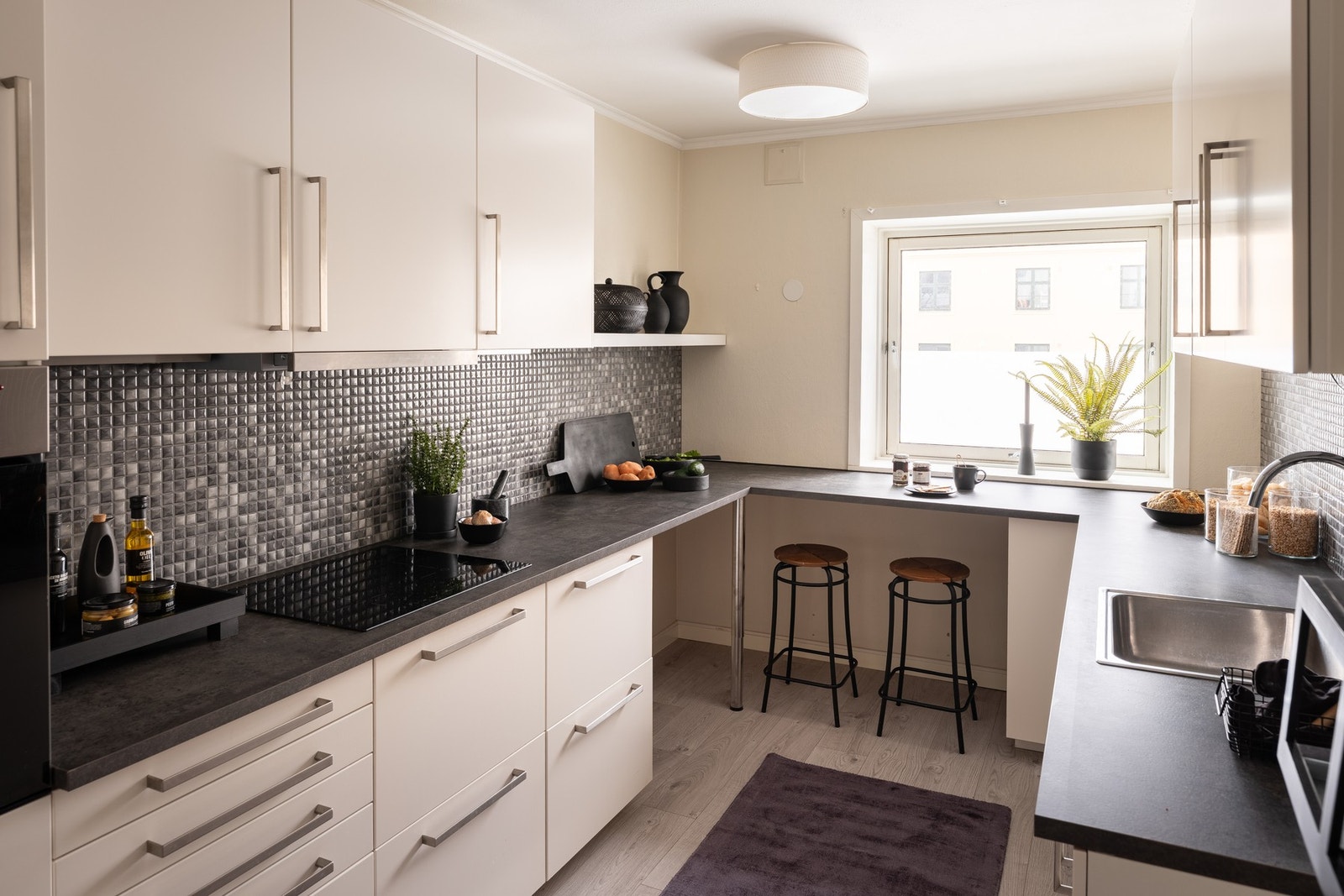 Leiligheten har et pent og romslig kjøkken som ble pusset opp i 2016. Mye skap- og benkeplass. Galleribilde