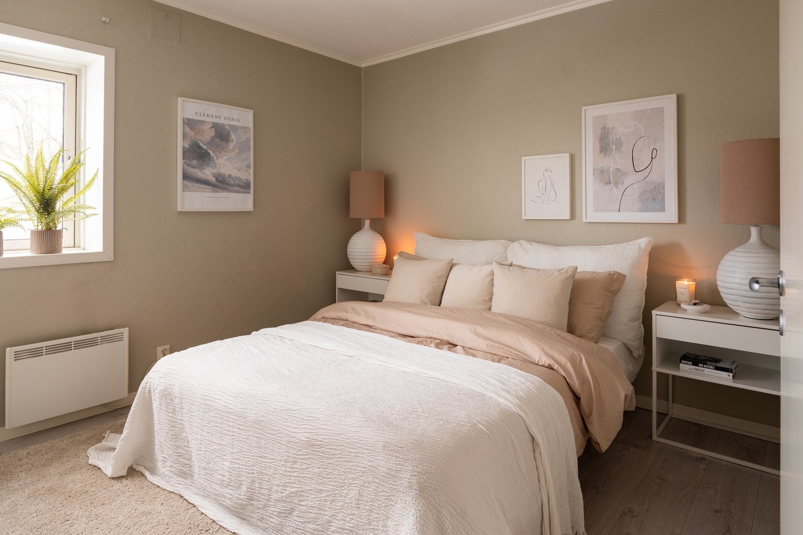 Romslig soverom på 12,3 som vender mot rolige omgivelser. Galleribilde