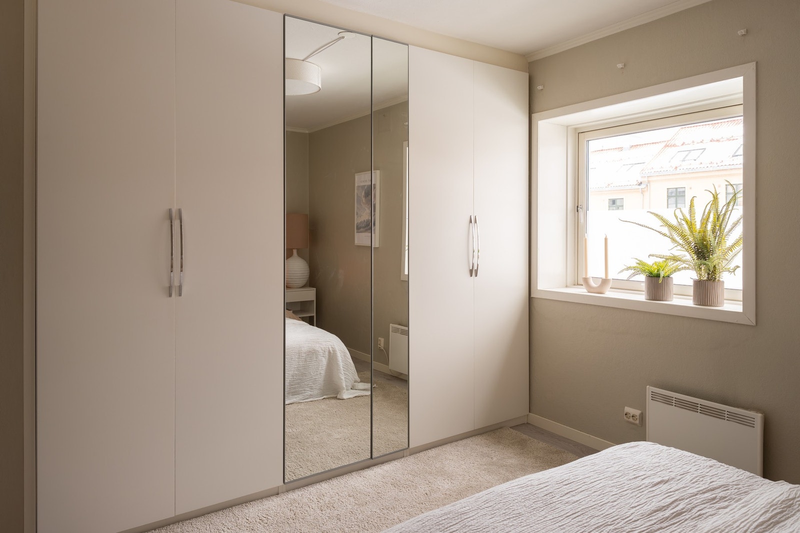 Stor garderobe på soverommet medfølger også. Galleribilde