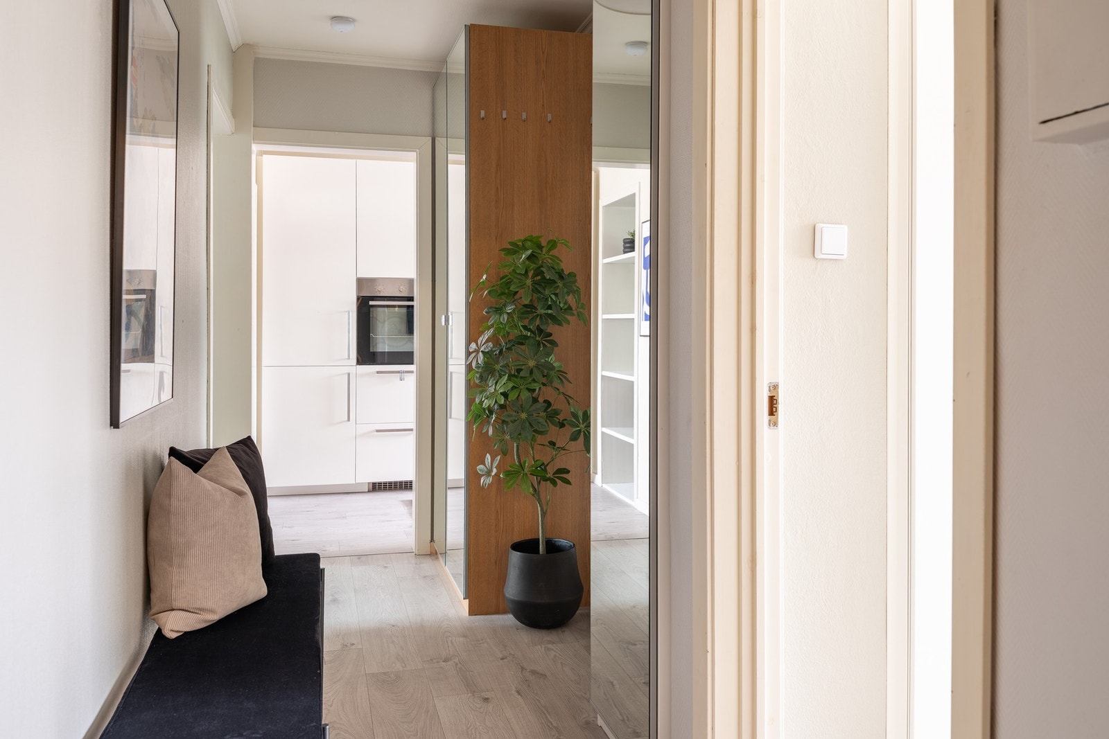 Lys og romslig entré/gang på 5,9 kvm. Garderobe medfølger. Galleribilde