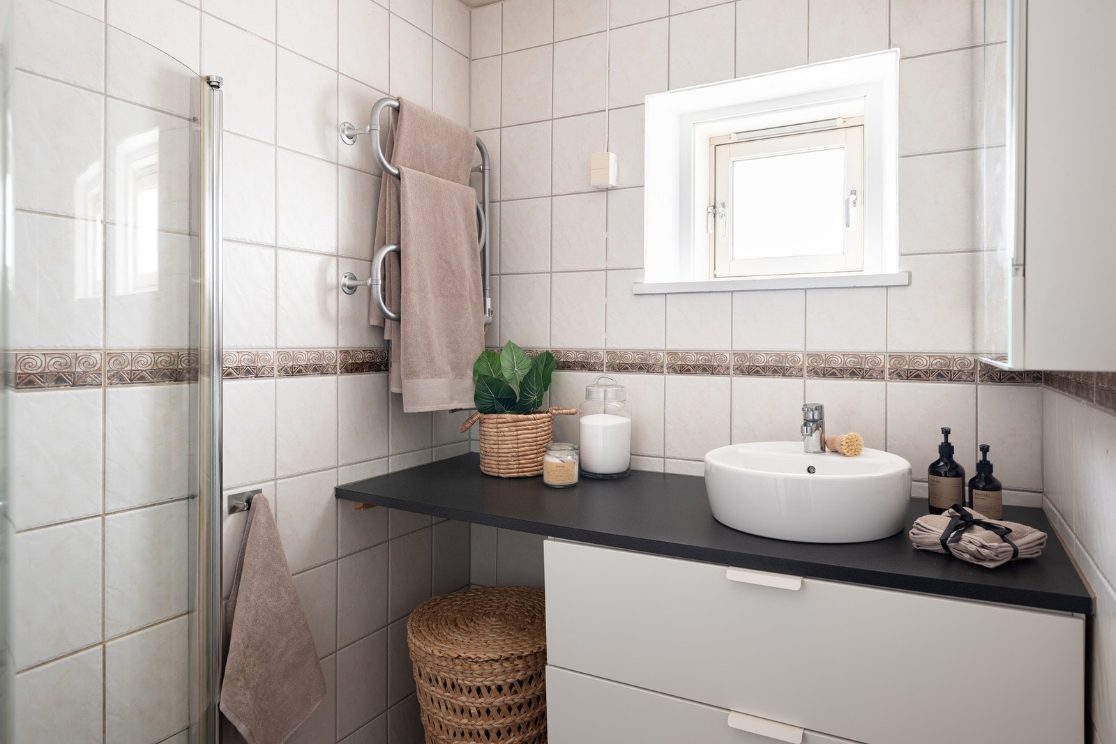 Pent flislagt bad med varme i gulv. Oppgradert med ny innredning i 2016. Galleribilde