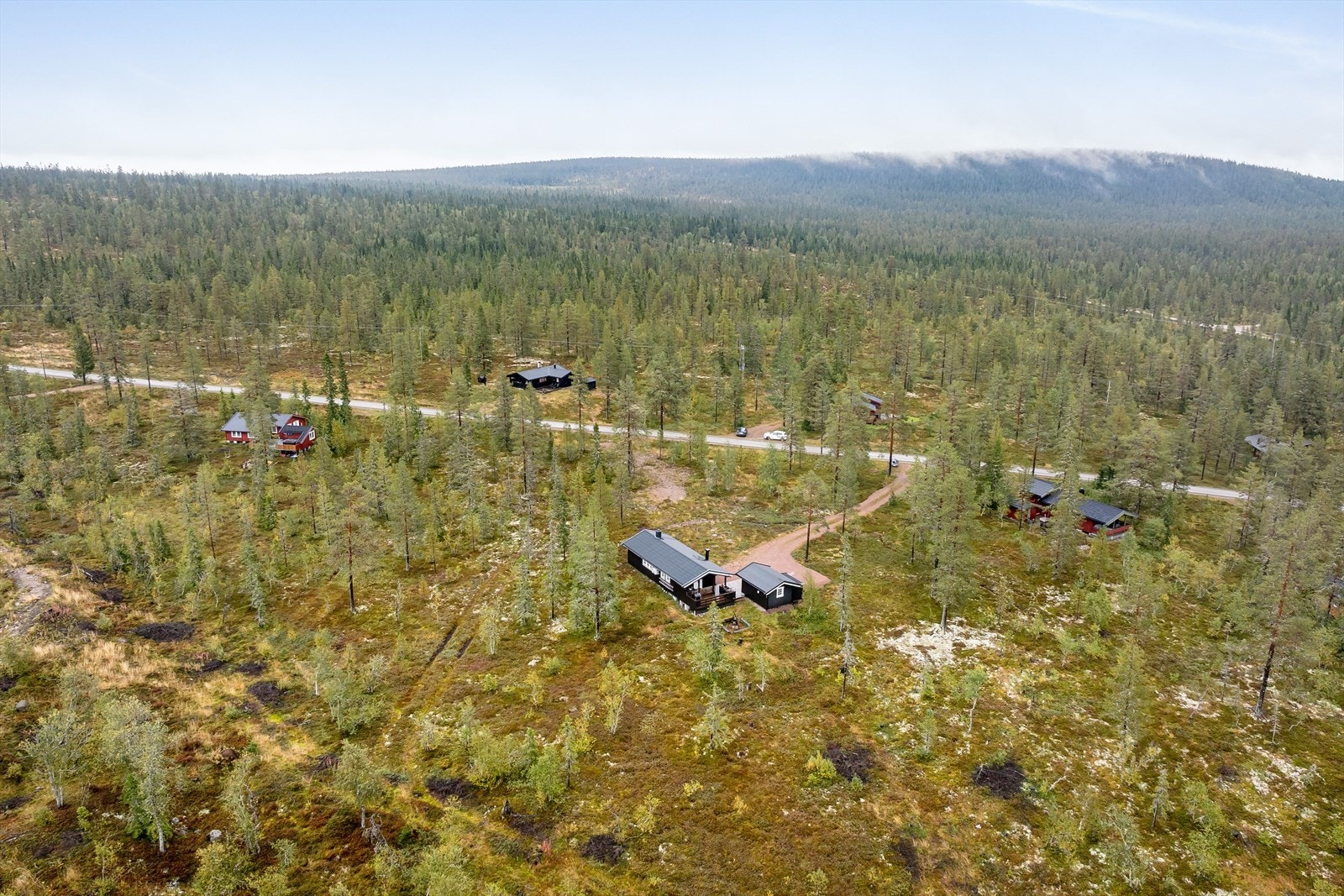 Hytten er omgitt av vakker natur og ligger i et godt etablert hyttefelt. Galleribilde