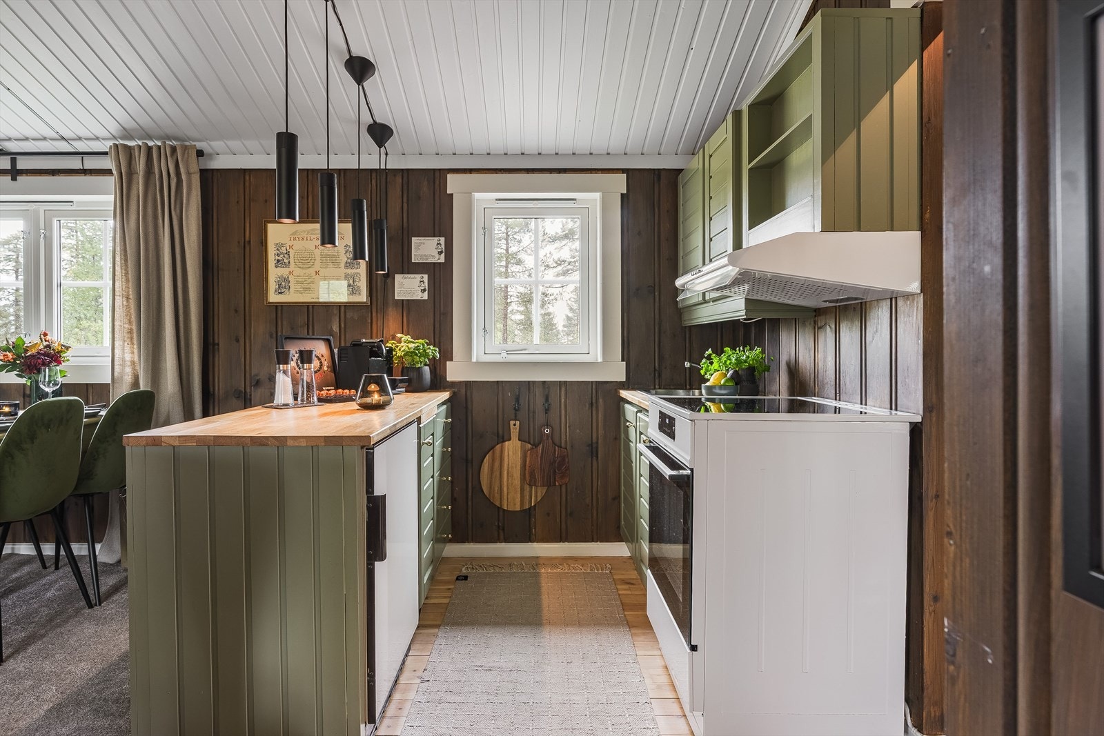 Plass til spisebord gir en naturlig overgang mellom kjøkken og stue. Her er det også vindu med 3 lags isolerglass fra 2024. Galleribilde