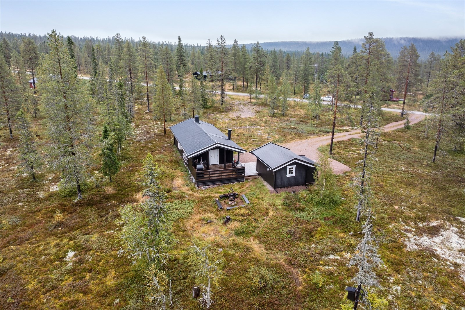 Fritidsboligen ligger i et naturskjønt område med adkomst via privat vei og parkering på egen tomt. Galleribilde