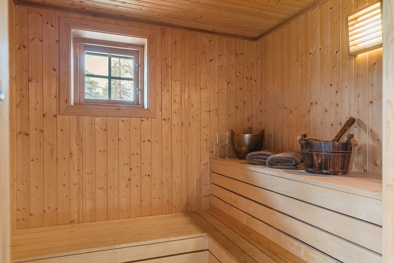 Badstue i annekset med innvendige heltregulv og panel på vegger og tak gir en naturlig og varm atmosfære. Galleribilde