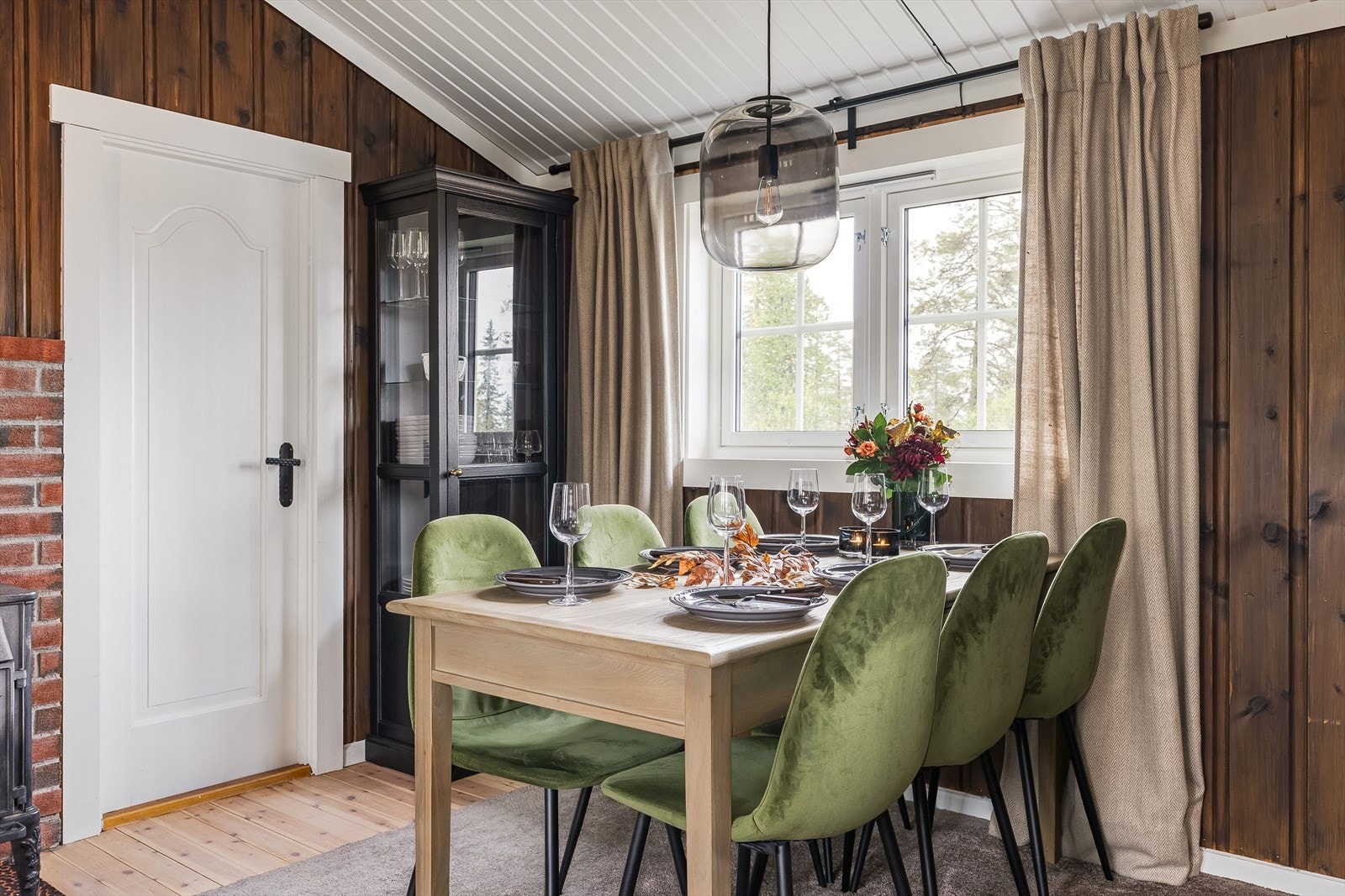 Spiseplassen er naturlig plassert ved lyse 3 lags vinduer fra 2024, som gir godt dagslys. Galleribilde