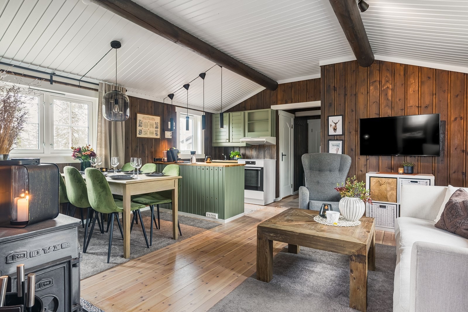 Stue med plass til sofagruppe gir rom for avslapning og samvær. Galleribilde