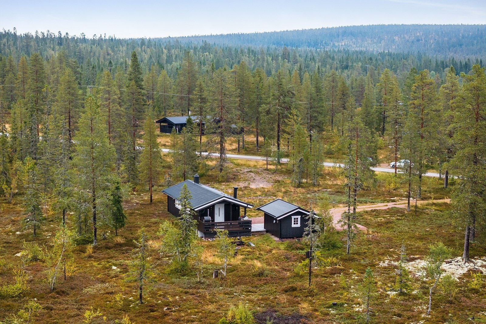 Området rundt hytten er preget av skog og åpne landskap, med nærhet til flotte naturopplevelser og skiløyper. Galleribilde