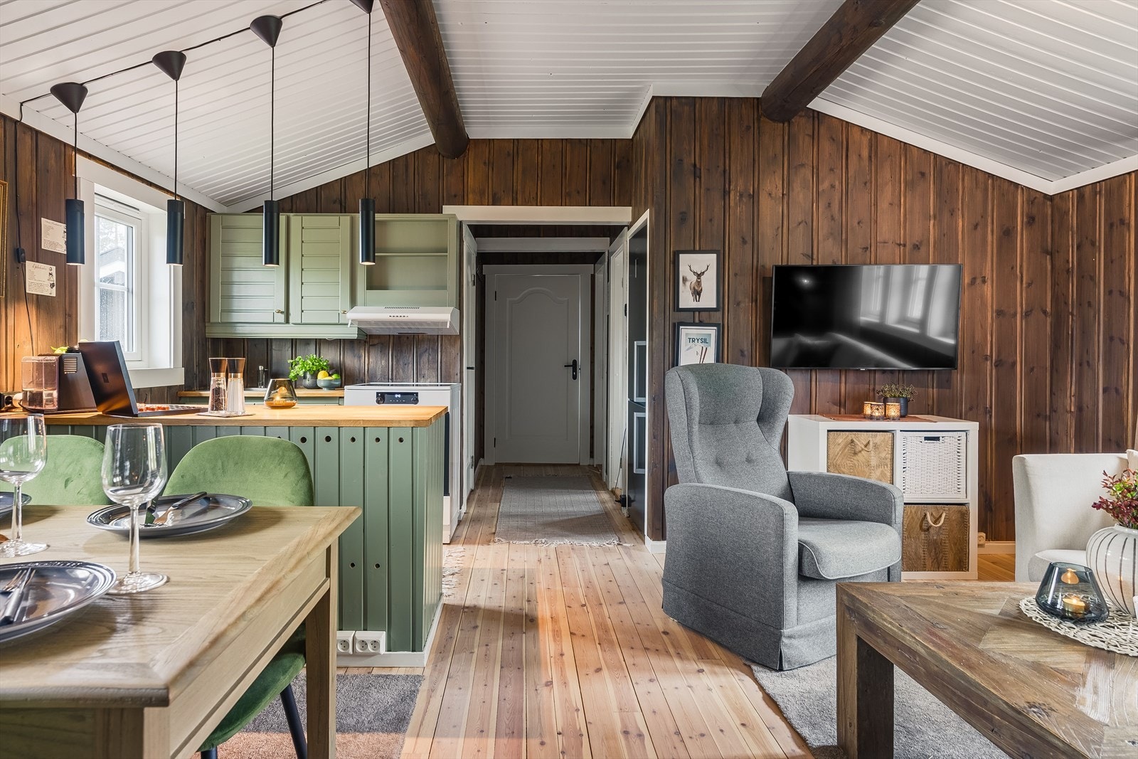 Store vinduer med 3 lags glass fra 2024 i stuen gir godt med naturlig lys og utsikt til omgivelsene. Galleribilde