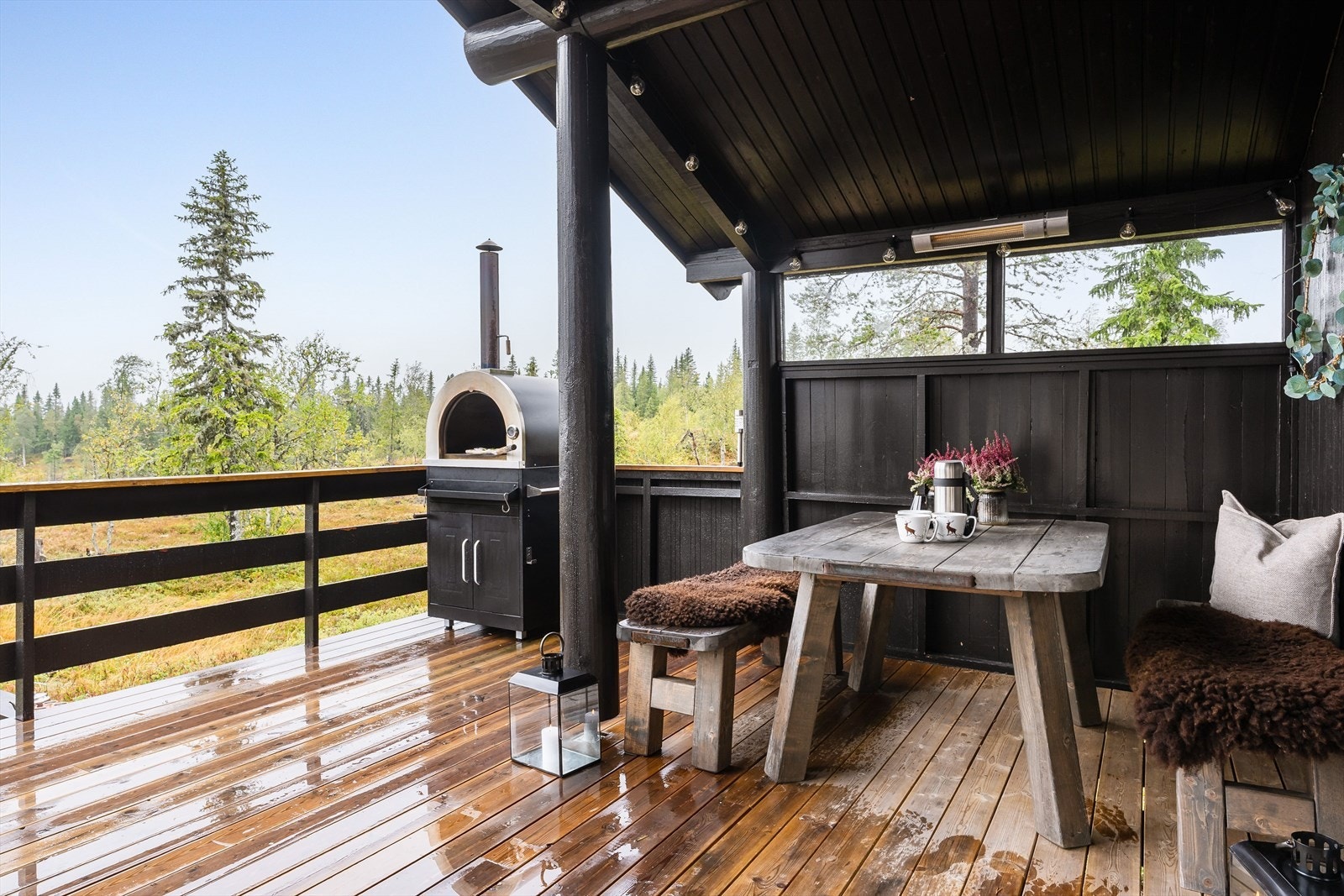 Pizzaovn på terrassen skaper mulighet for variert matlaging i friluft. Galleribilde