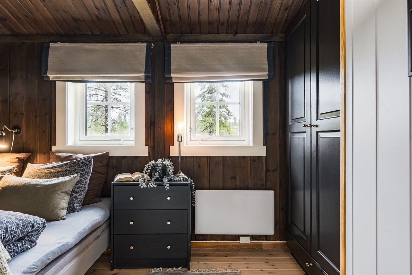 Nye vinduer fra 2024 gir godt lysinnslipp og utsikt til naturen. Garderobe med praktisk oppbevaringsløsning. Galleribilde