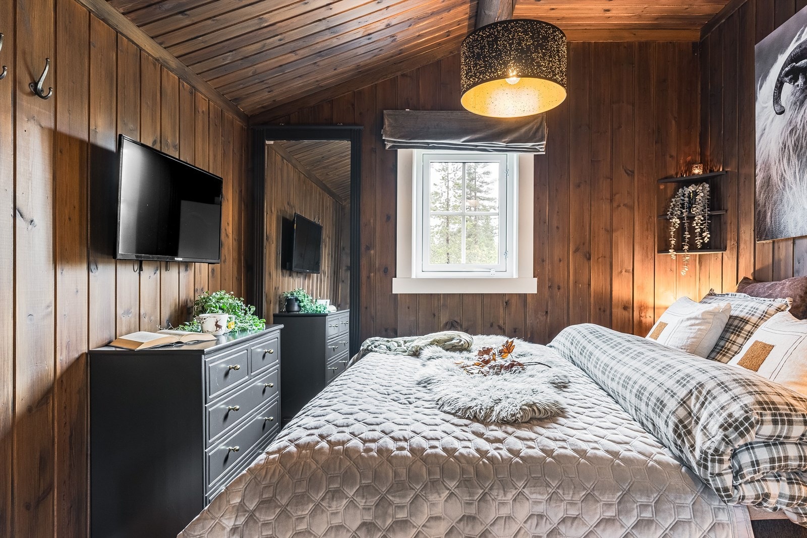 Trepanel på vegger og tak gir et rustikt uttrykk. Vinduet er oppgradert med trelags glass i 2024. Galleribilde