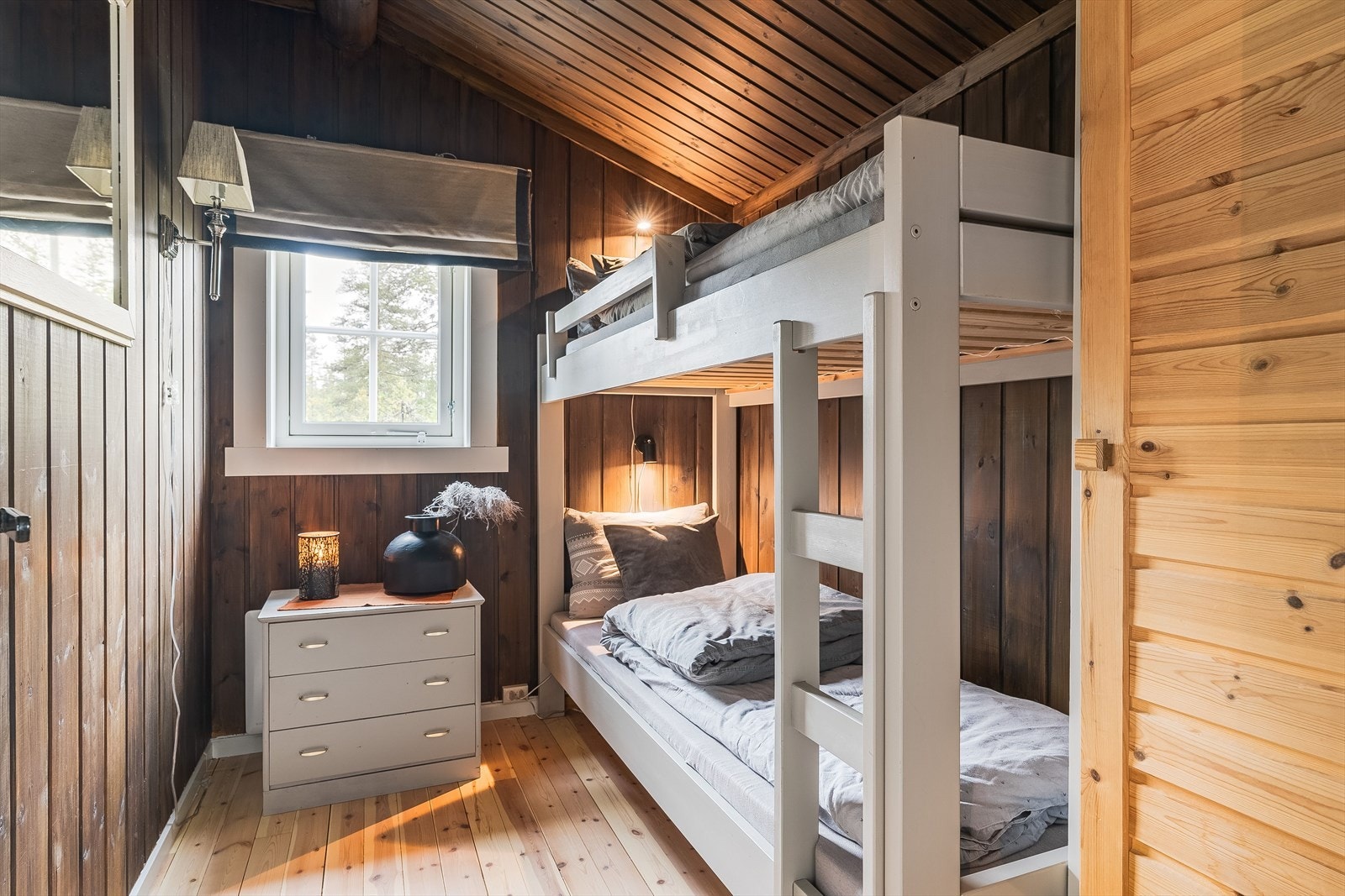 Soverom3 har plassbesparende køyeseng og veggoverflater med panel. Byttet vindu i 2024. Galleribilde