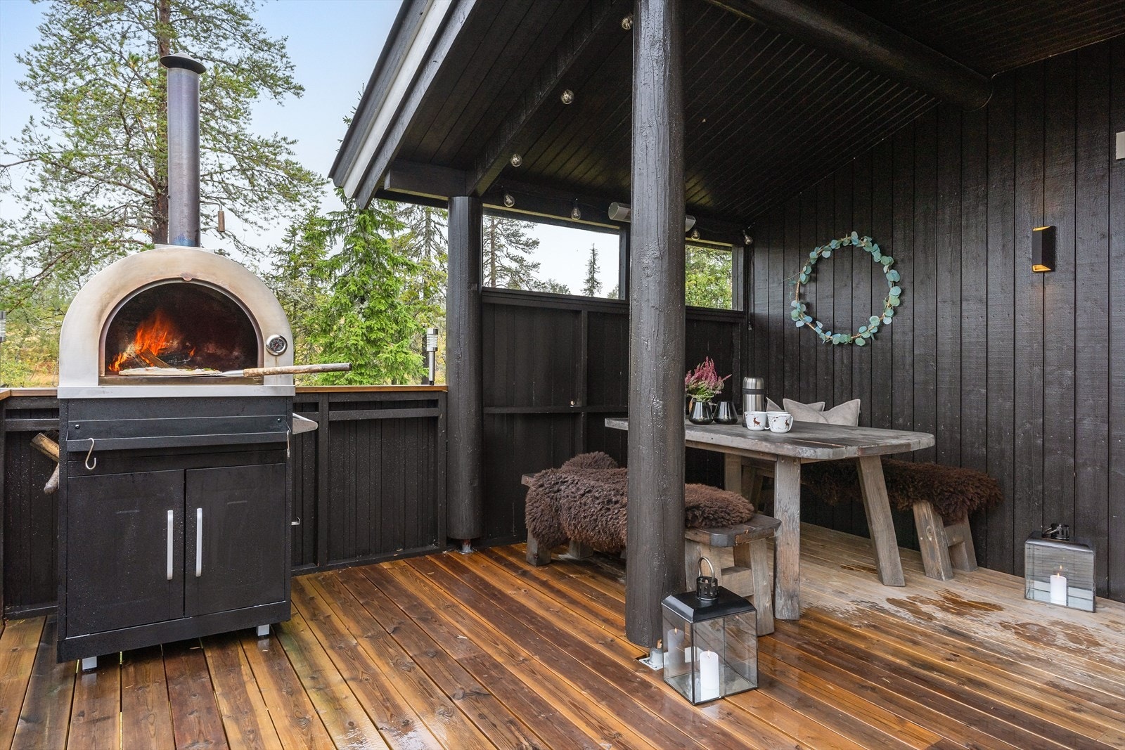 Vedfyrt pizzaovn på terrassen gir ekstra varme og mulighet for matlaging. Galleribilde