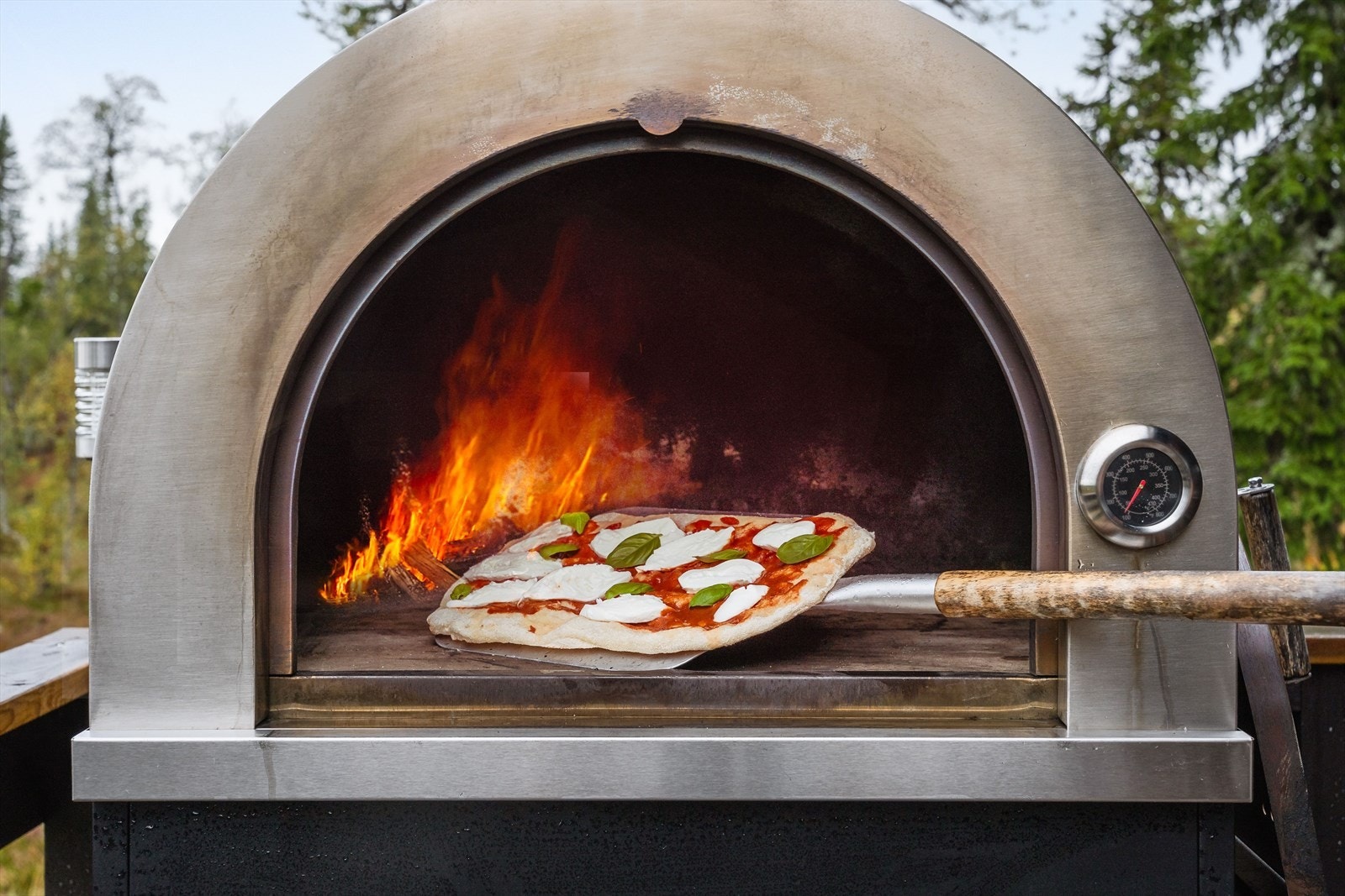 Pizzaovn gir mulighet for utendørs matlaging, perfekt for å nyte måltider i det fri. Galleribilde