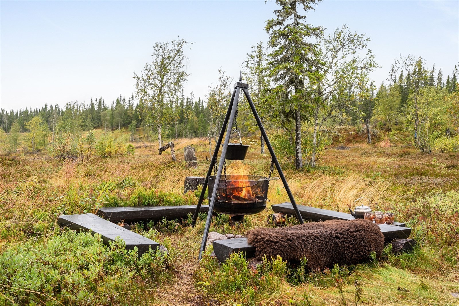 Koselig uteplass med muligheter for bålpanne og hyttekos. Galleribilde