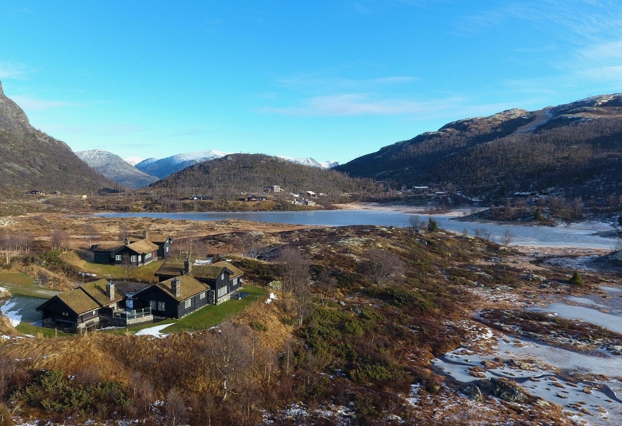 Hytta ligger usjenert til, for seg selv med 360 `graders storslått utsyn fra skibakkene til Reinskaven. Spesielt flotte solforhold også om vinteren Galleribilde