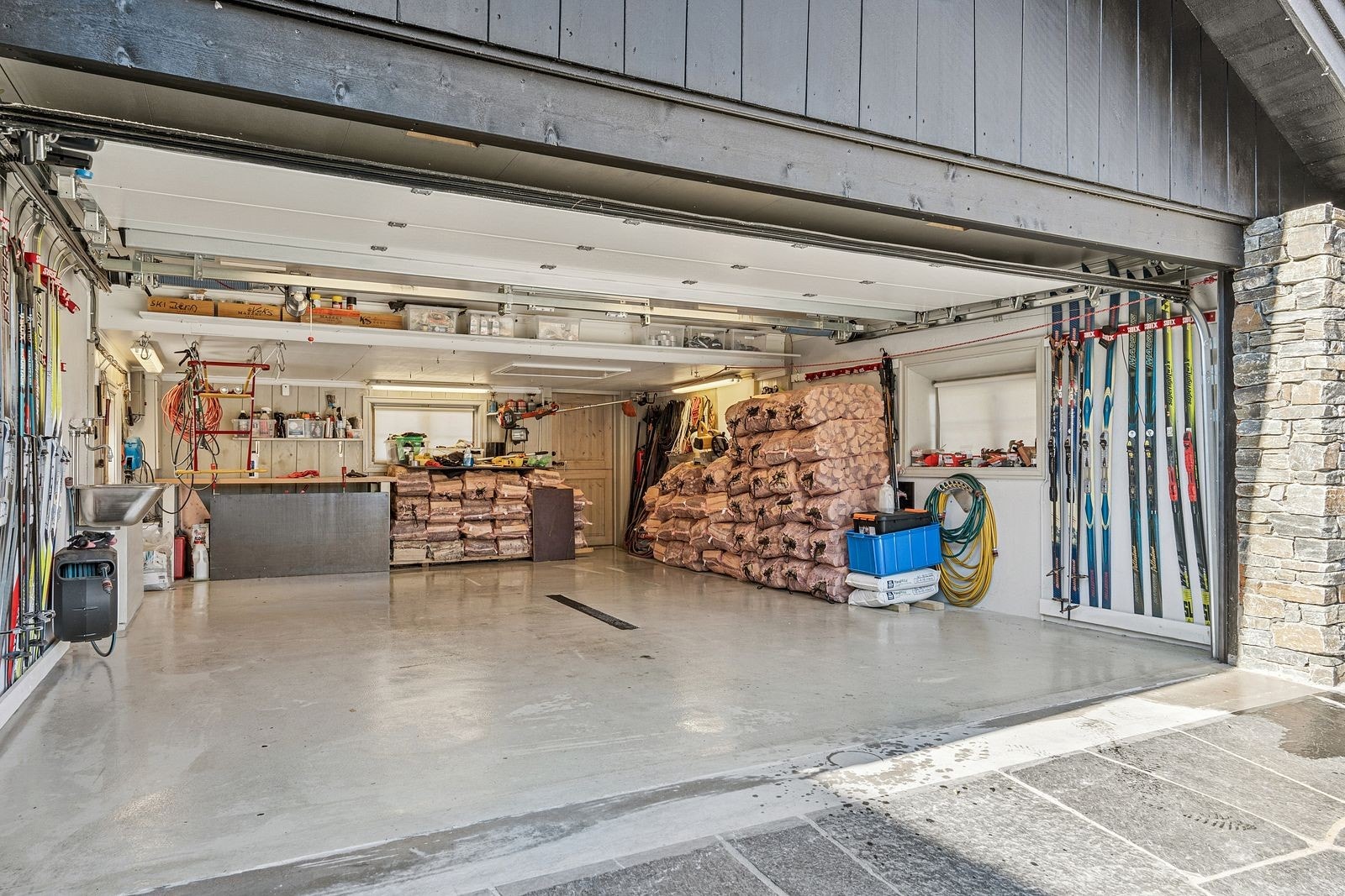 Det er vinduer i garasjen. Loft til lagring over Galleribilde