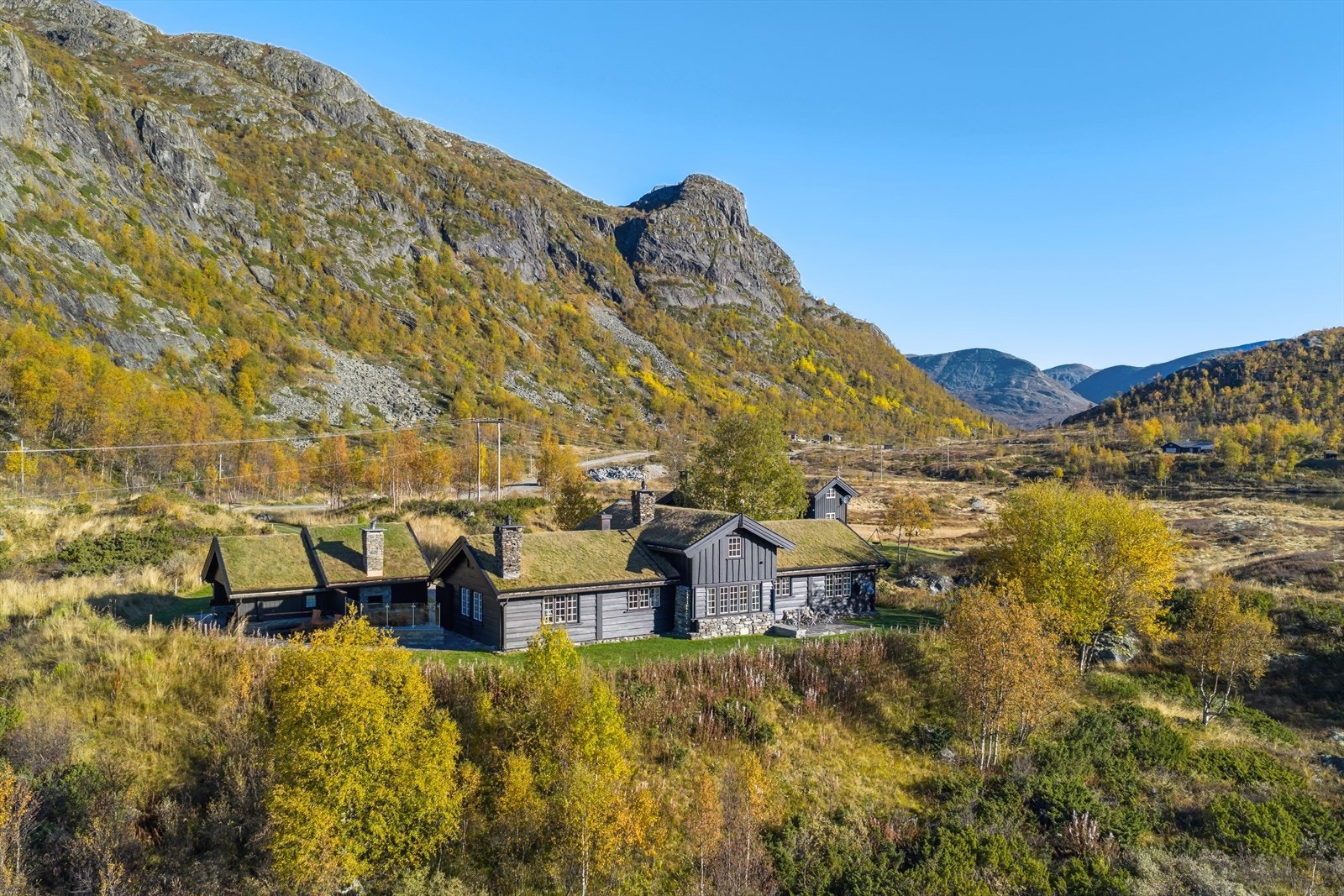 En fjellperle med umiddelbar tilgang til Hemsedals ski- og naturtilbud. Luftspennet med strømledninger i området er nå lagt ned i grøft i Holleskardsvegen, ca. 70 meter fra hytta Galleribilde