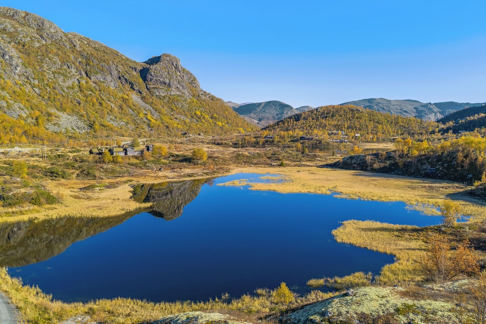 Hytta ligger idyllisk til i Holdeskaret på solsiden øverst i Hemsedal Galleribilde
