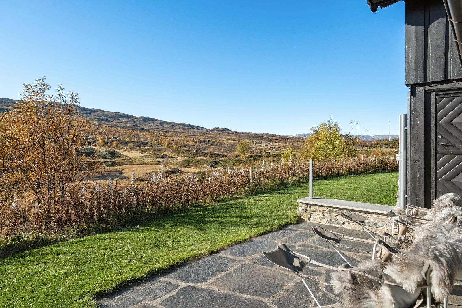 Hytta ligger usjenert til, for seg selv med 360 `graders storslått utsyn fra skibakkene til Reinskaven. Spesielt flotte solforhold Galleribilde