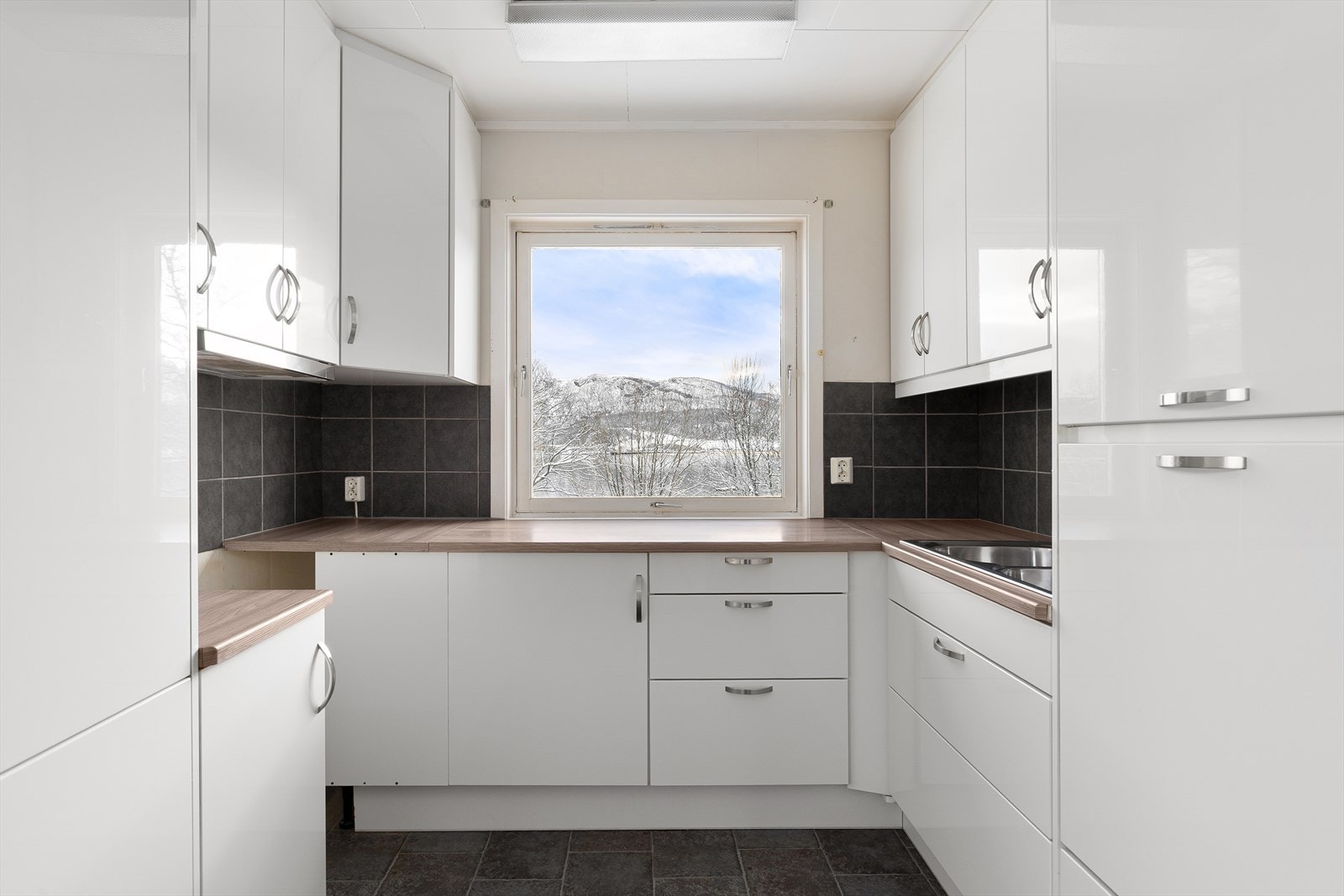 Integrerte hvitevarer med kjøleskap, fryseskap, og oppvaskmaskin. Galleribilde