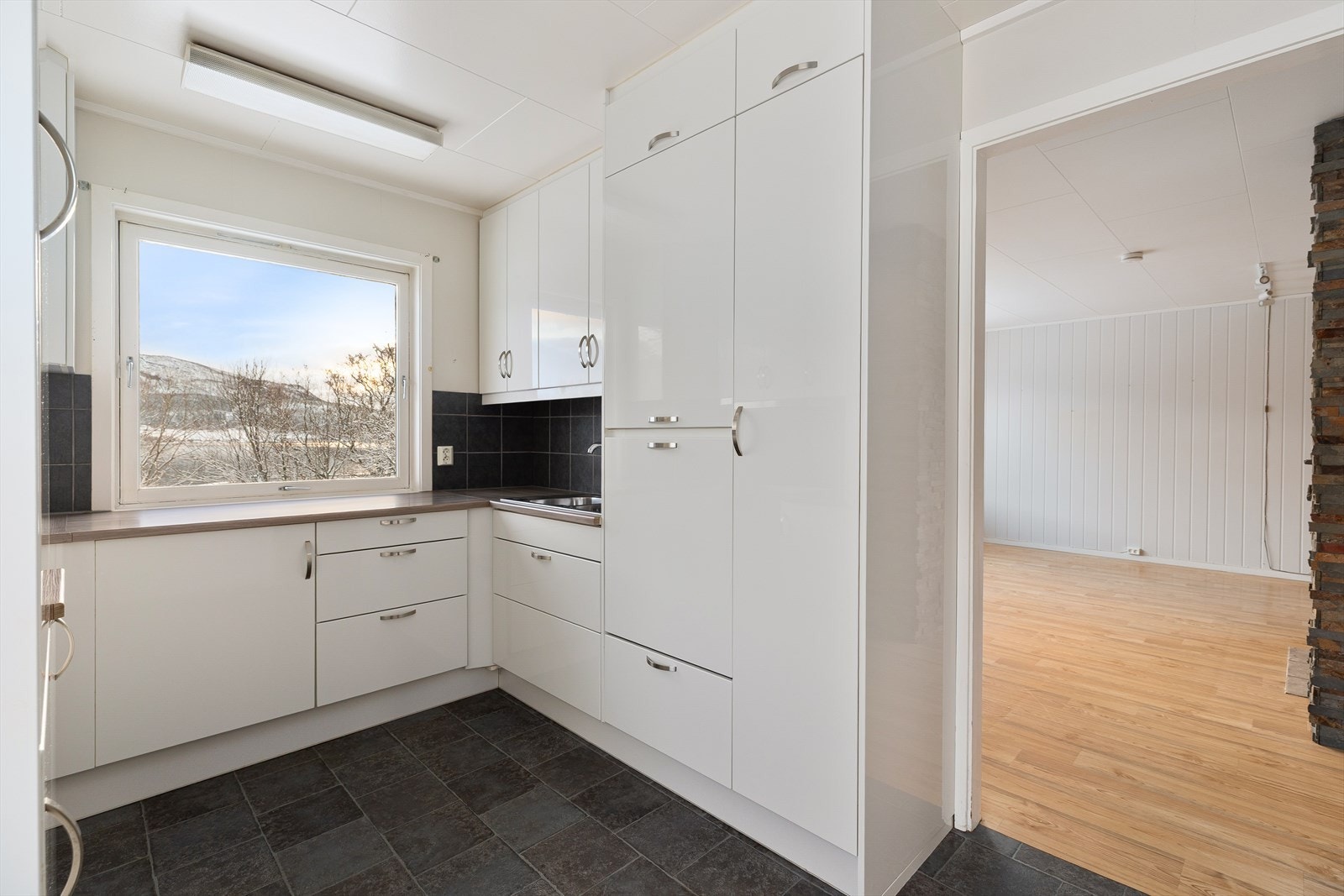 Kjøkkeninnredningen er fornyet, men alder er ikke kjent. Det antas at innredningen er rundt cirka 10 år +-. Galleribilde