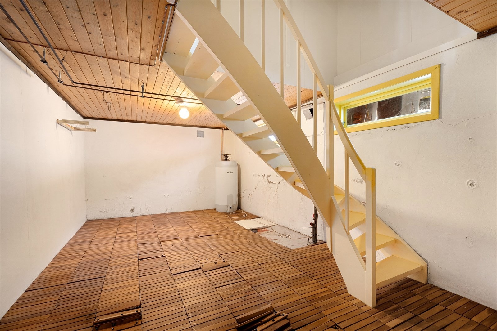 200 - liters varmtvannstank i kjelleren fra 2015. Galleribilde