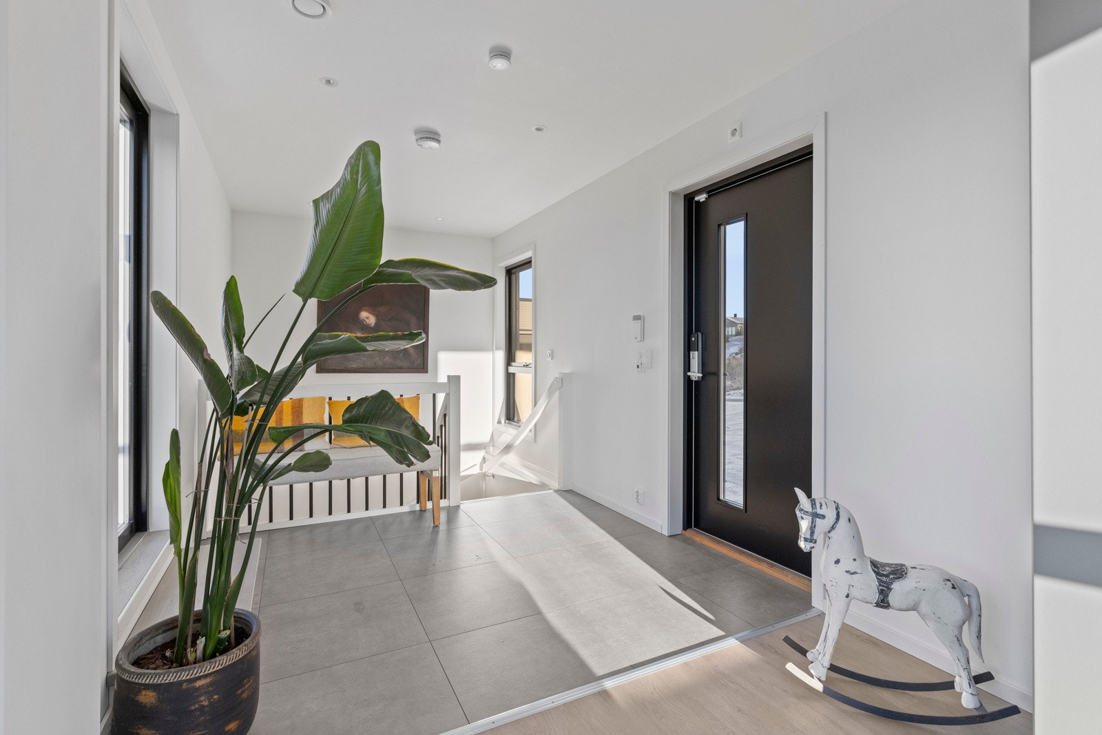 Entréen fremstår som romslig og er delvis flislagt, der flisene har gulvvarme, mens resten av gulvet er laminat. Galleribilde