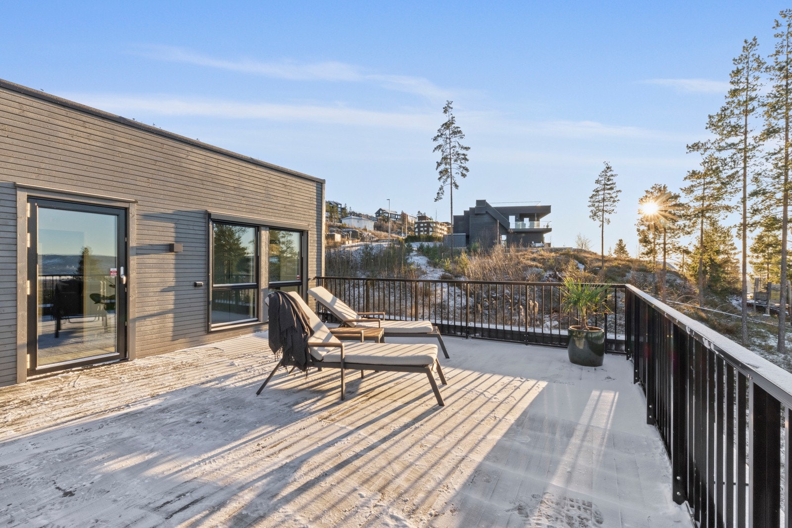 Fra entréen er det også utgang til en flott takterrasse med god utsikt og gode solforhold. Galleribilde