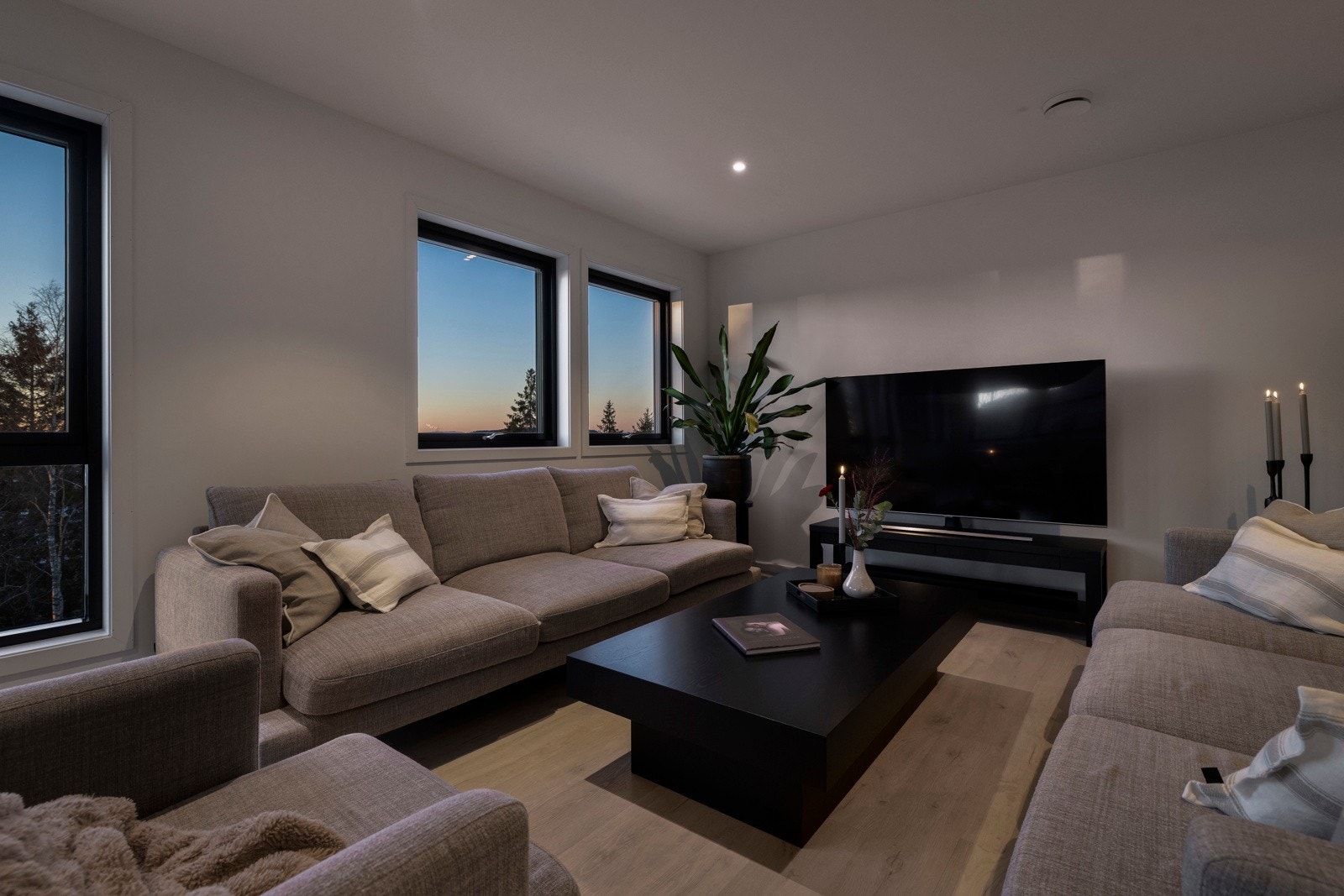 Det er gode møbleringsmuligheter i stuen. Galleribilde