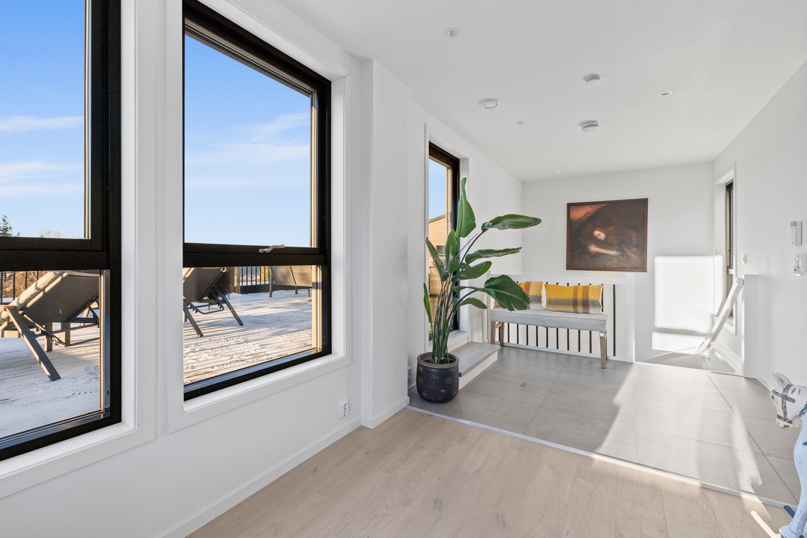 Fra entré er det videre en hall ned til de resterende etasjene. Galleribilde