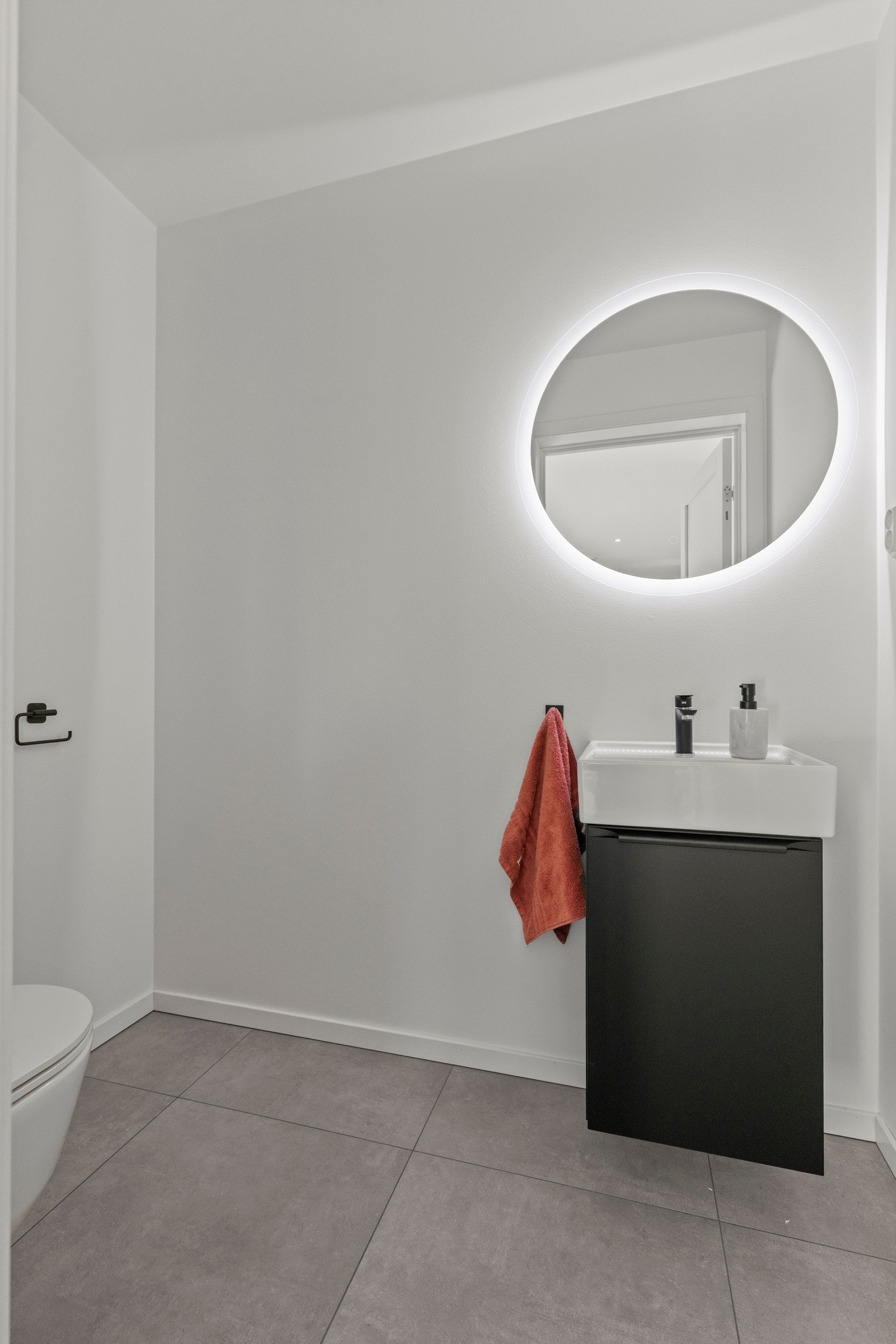 Boligen har også et separat toalettrom i -1.etasje, med fliser på gulv og malte vegger. Galleribilde