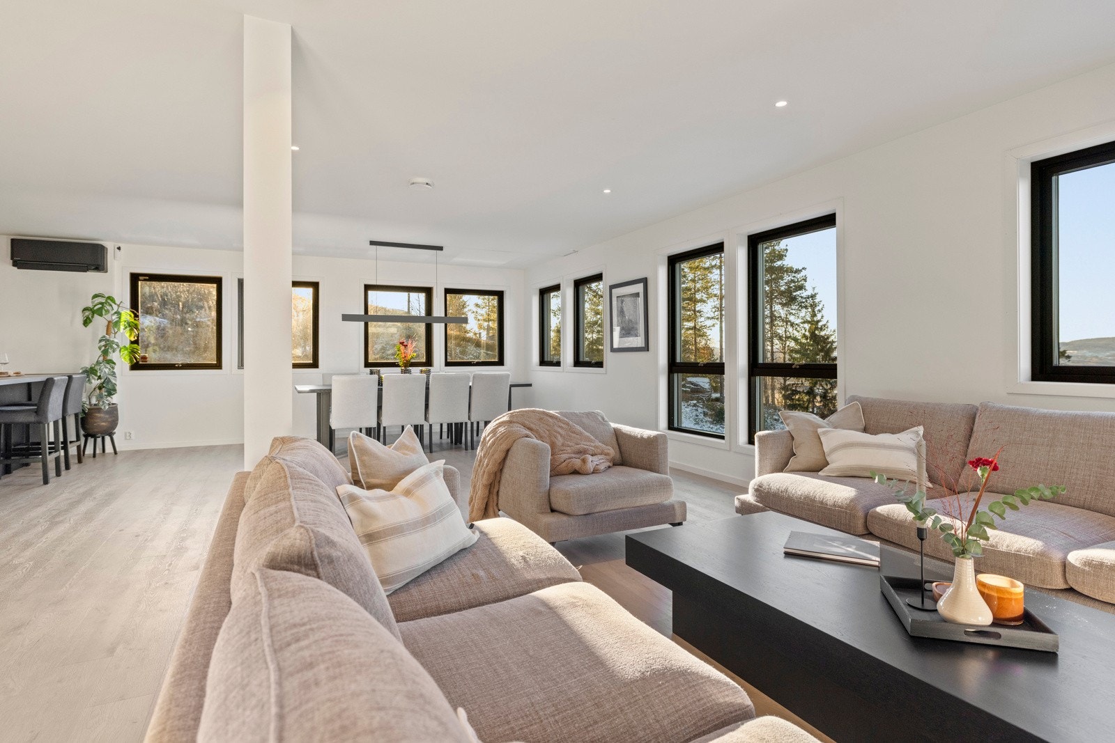 Innenfor samme rom er det også avsatt plass til spisebord, noe som gir mulighet for en naturlig og funksjonell soneinndeling mellom stue og spisestue. Galleribilde