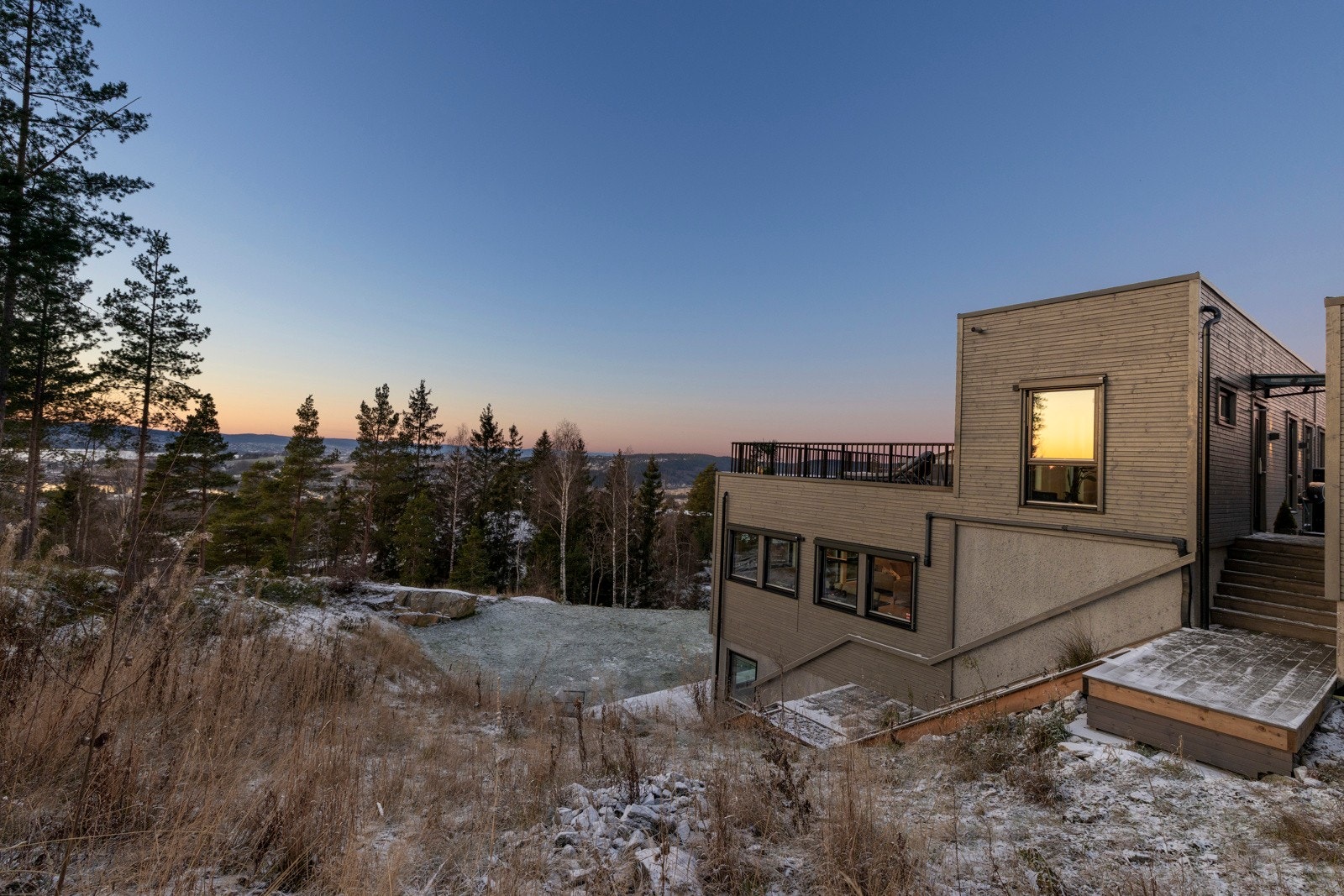 Boligen har et innbydende og overbygget inngangsparti. Fra inngangspartiet er det adkomst til en praktisk utvendig bod på ca. 6 m². Galleribilde