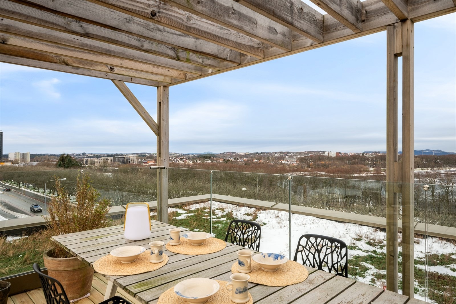 Takterrassen topper opplevelsen som et av leilighetens absolutte høydepunkter. Den innbyr til bruk, og besøk. Her får du like spektakulær utsikt som inne, om ikke enda mer uforstyrret i alle retninger. Galleribilde