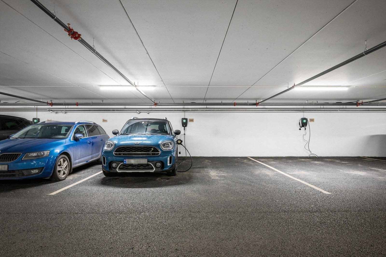 Dobbel parkering med egen lader gjør tilværelsen for beboere på farten komplett. Galleribilde