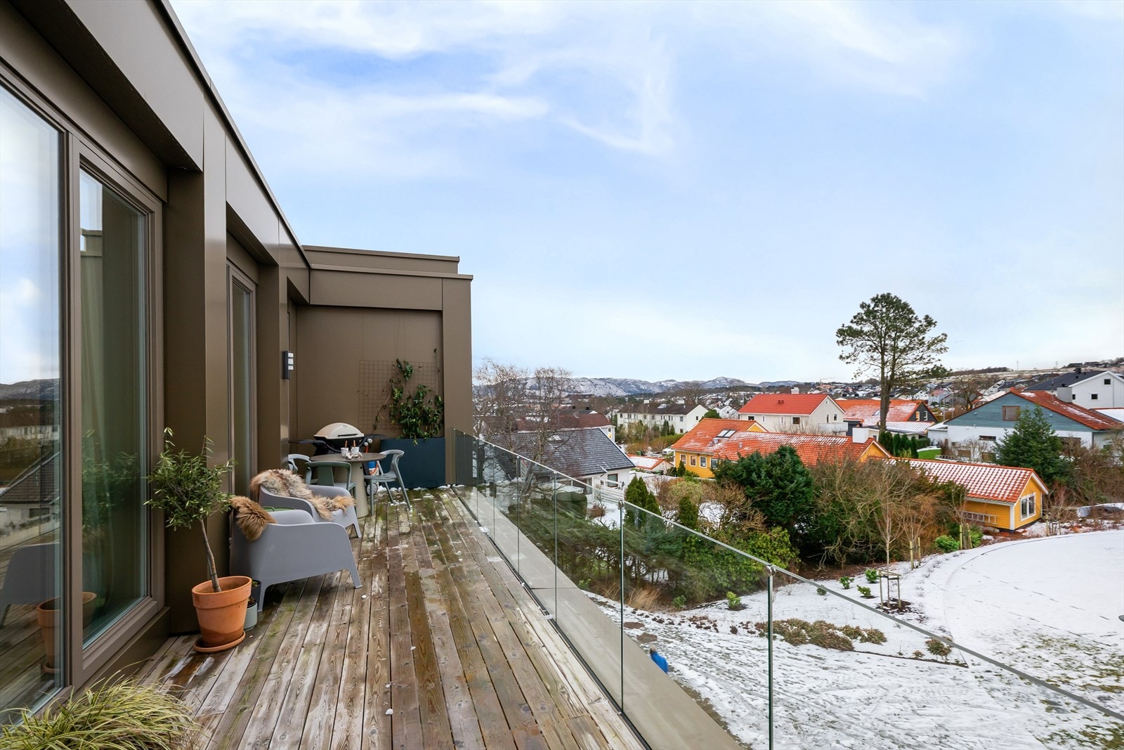 Plass til flere soner møblering, og samling sosialt - både få og flere. Nyt utsikten over grønne lunger, bebyggelsen og helt til Ullandhaugtårnet. Strålende solforhold og lunt. Galleribilde