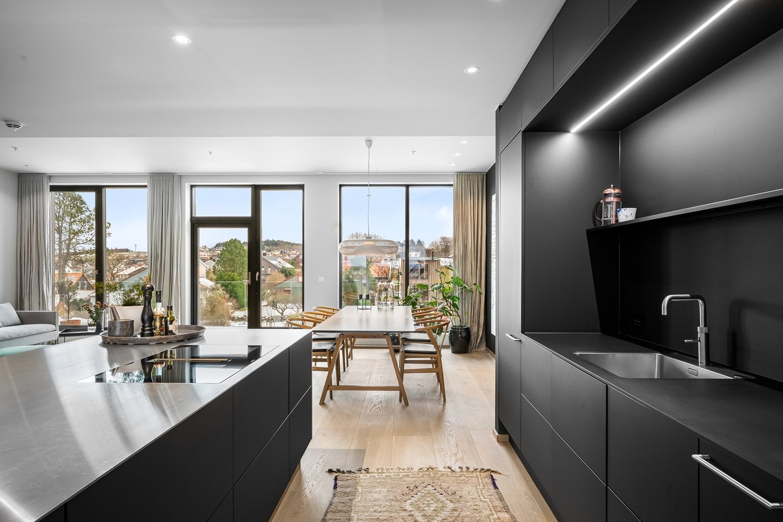 Kokken nyter Ullandhaugtårnet ene veien og Mosvannet den andre. Fin kontakt mellom sonene, samtidig som de ikke forstyrrer hverandre om en skal ha hver sine gjester. Et møbel av et kjøkken som glir sømløst inn i helheten. Galleribilde