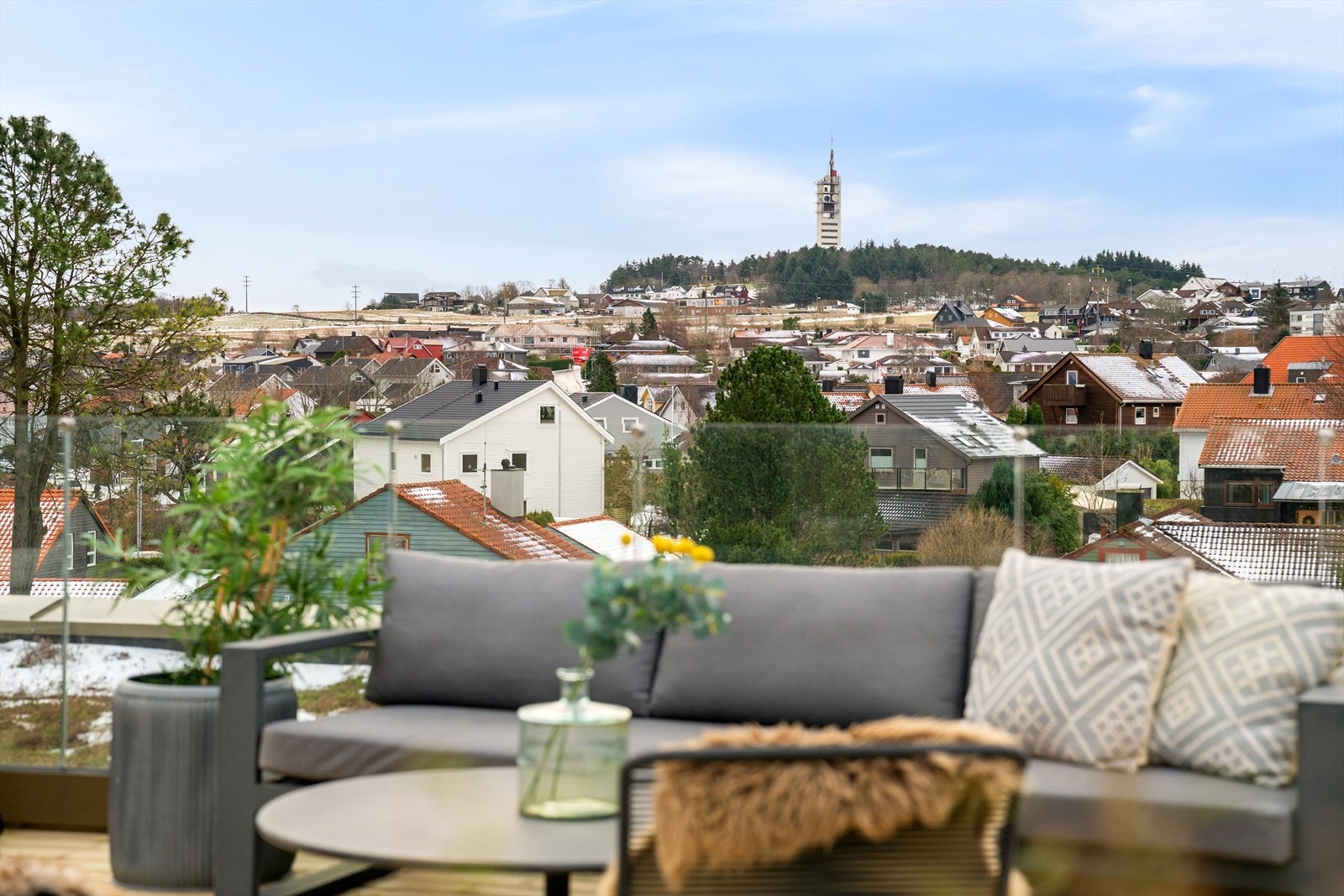 Åpent, fritt og luftig. En sjelden vare i leilighetskategorien. Takterrassen er et fantastisk samlingspunkt på nyttårsaften også. Galleribilde