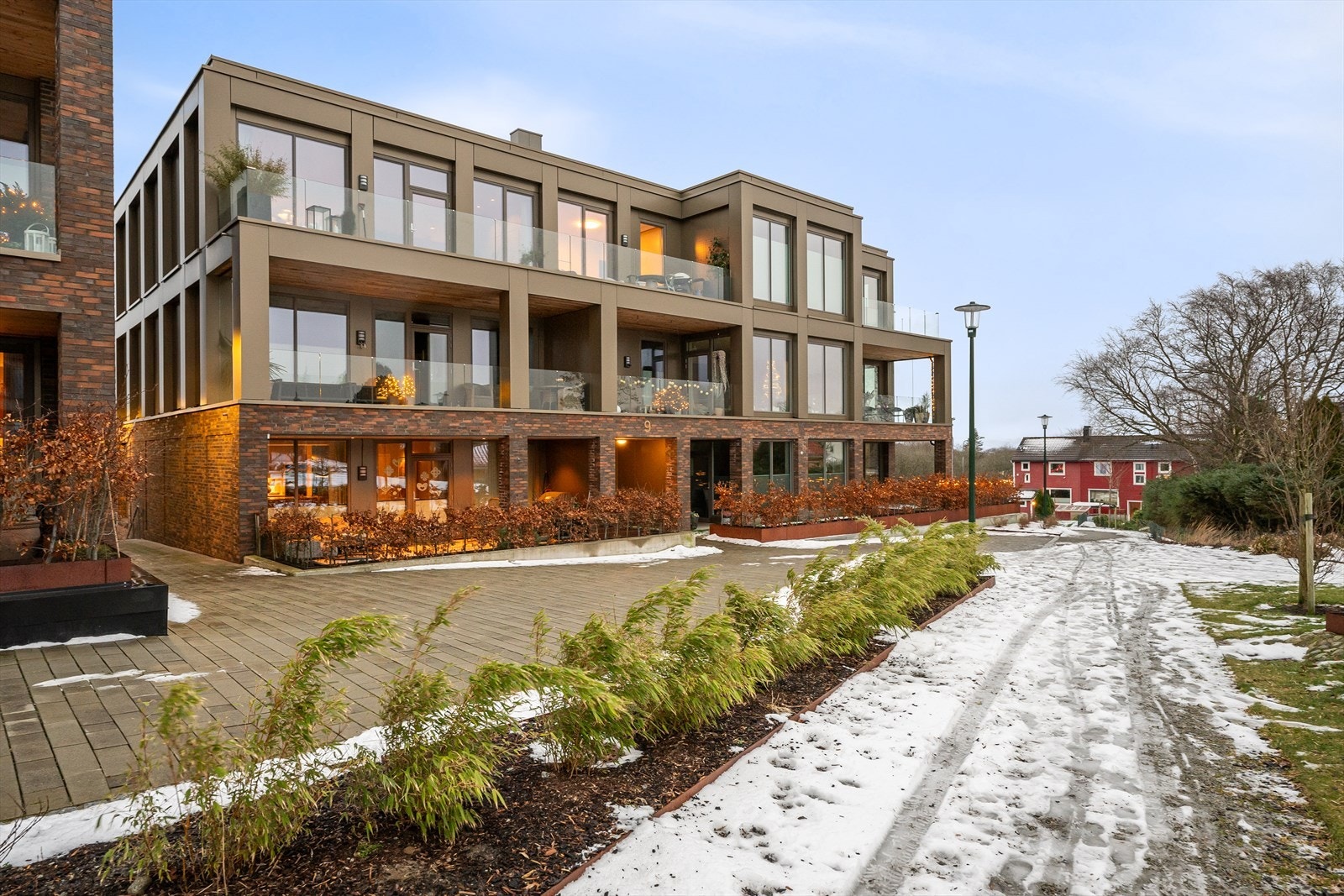 Nydelig estetikk ute så vel som inne. Stor balkong på ca 26 kvm med ettermiddag- og kveldssol, samt utsikt til grønne lunger og Ullandhaugtårnet. Galleribilde