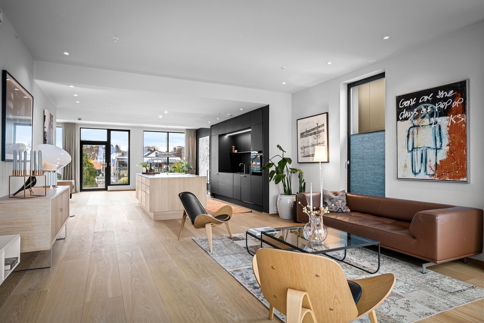 De store vindusflatene på tre sider gir en luftighet og et naturlig lysinnslipp du sjelden opplever - her flyter lyset gjennom rommene fra morgen til kveld. Den gjennomgående planløsningen skaper virkelig en god opplevelse. Galleribilde