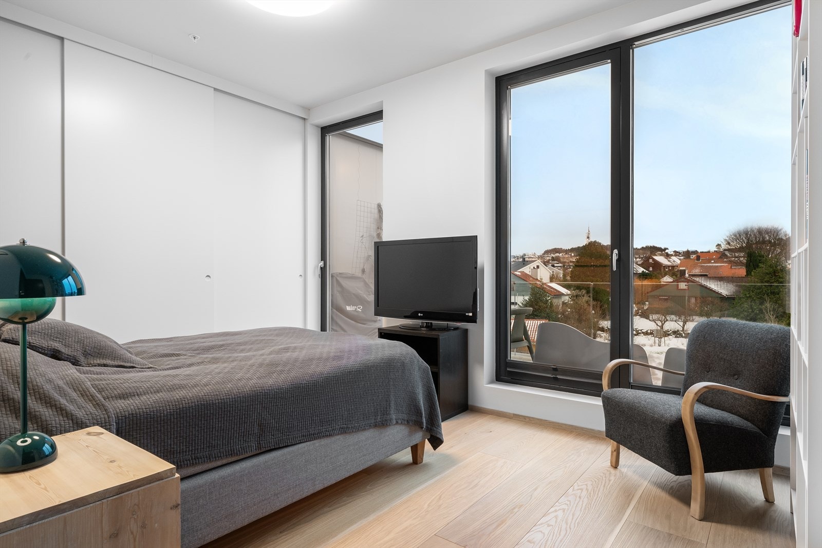 Soverom nr. 2 våkner opp med Ullandhaugtårnet i skue. God plass til mer enn bare seng. Også her takhøye Vågane Viste skyvedører for å utnytte den ekstra takhøyden. Galleribilde