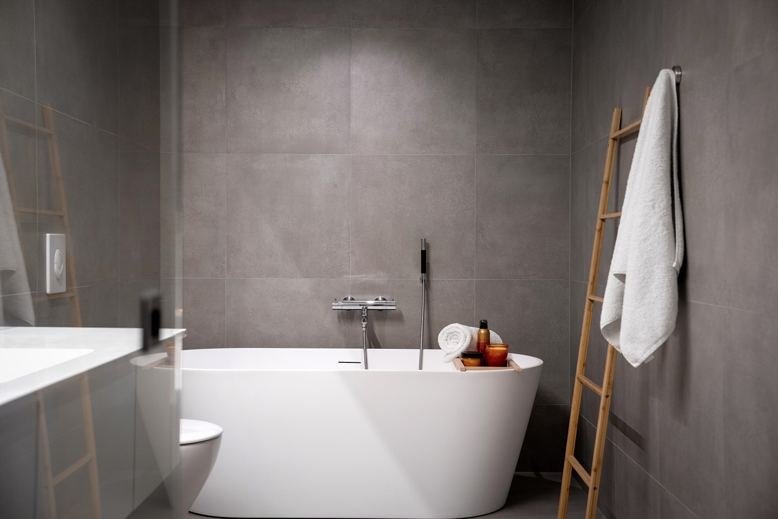 Herlig badekar for avslapning når du har bedre tid enn til kun en dusj. Fint trukket tilbake i leilgiheten og vekk fra soverom nr. 2 med bad nr. 2. Privat og usjenert. Galleribilde