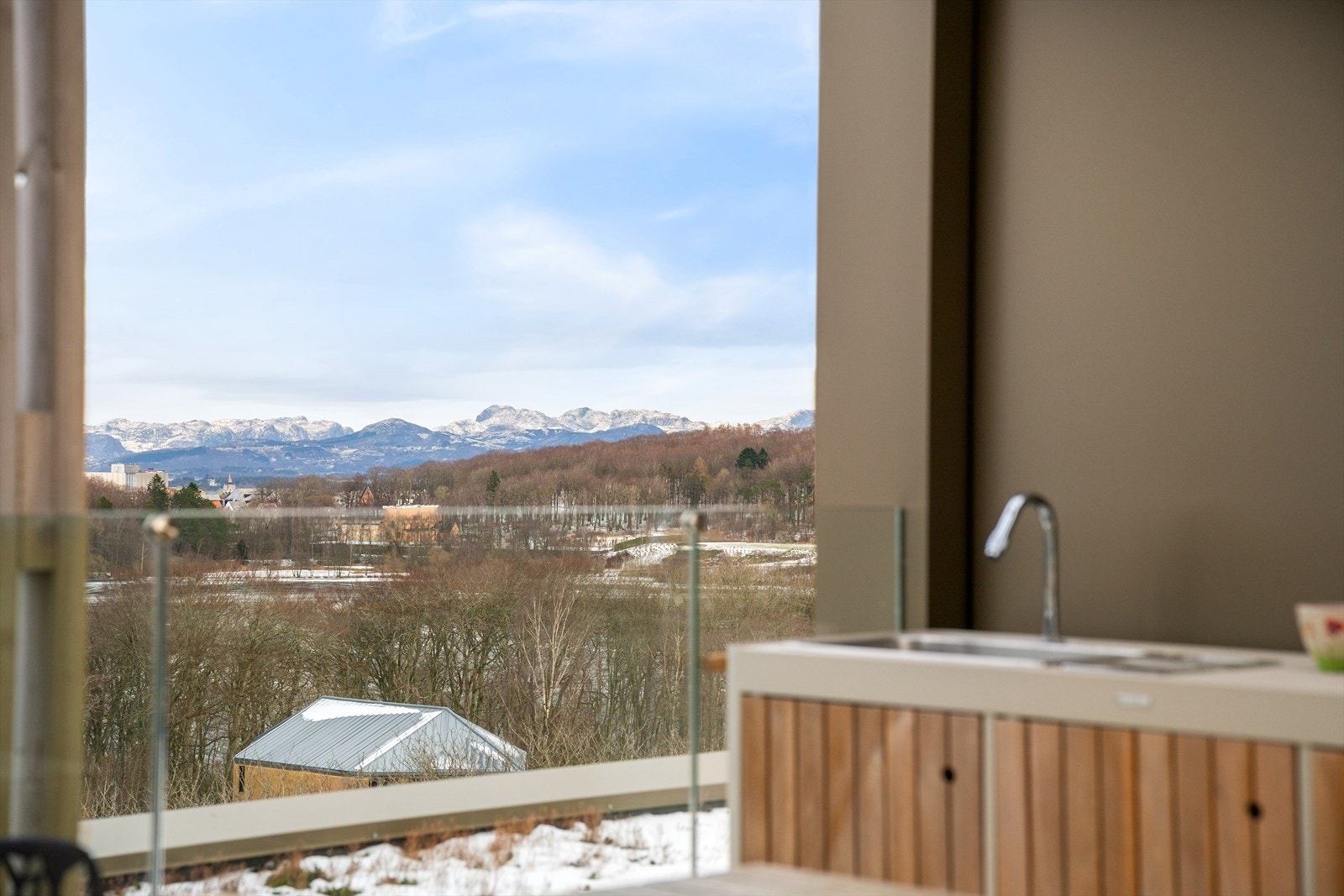 Mosvannet i forgrunn og Ryfylkefjellene i bakgrunn. Galleribilde